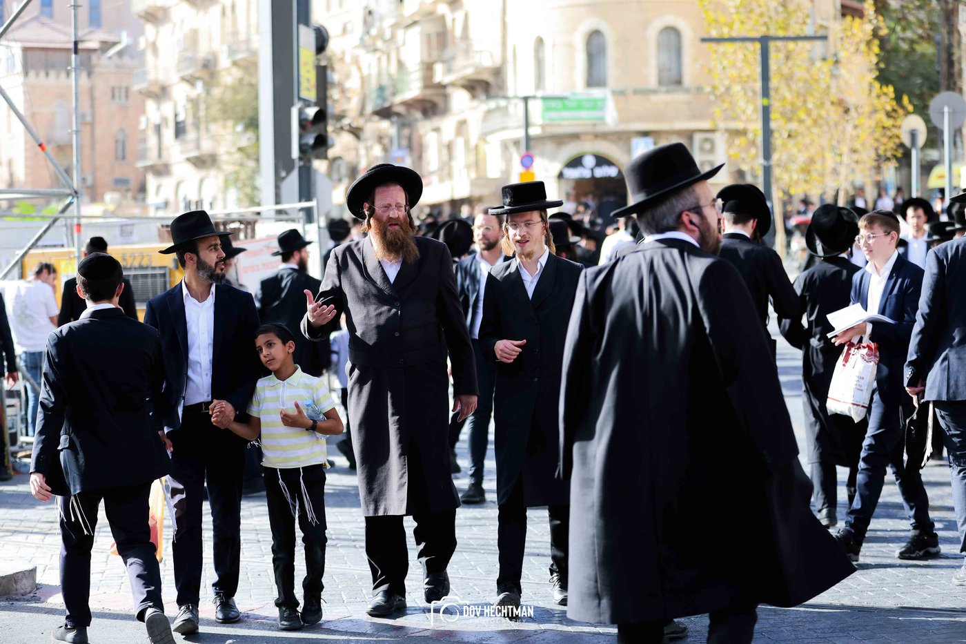 השלטים, המרפסות, רכבי החירום: תיעוד ראשון מהרבבות בדרך לעצרת