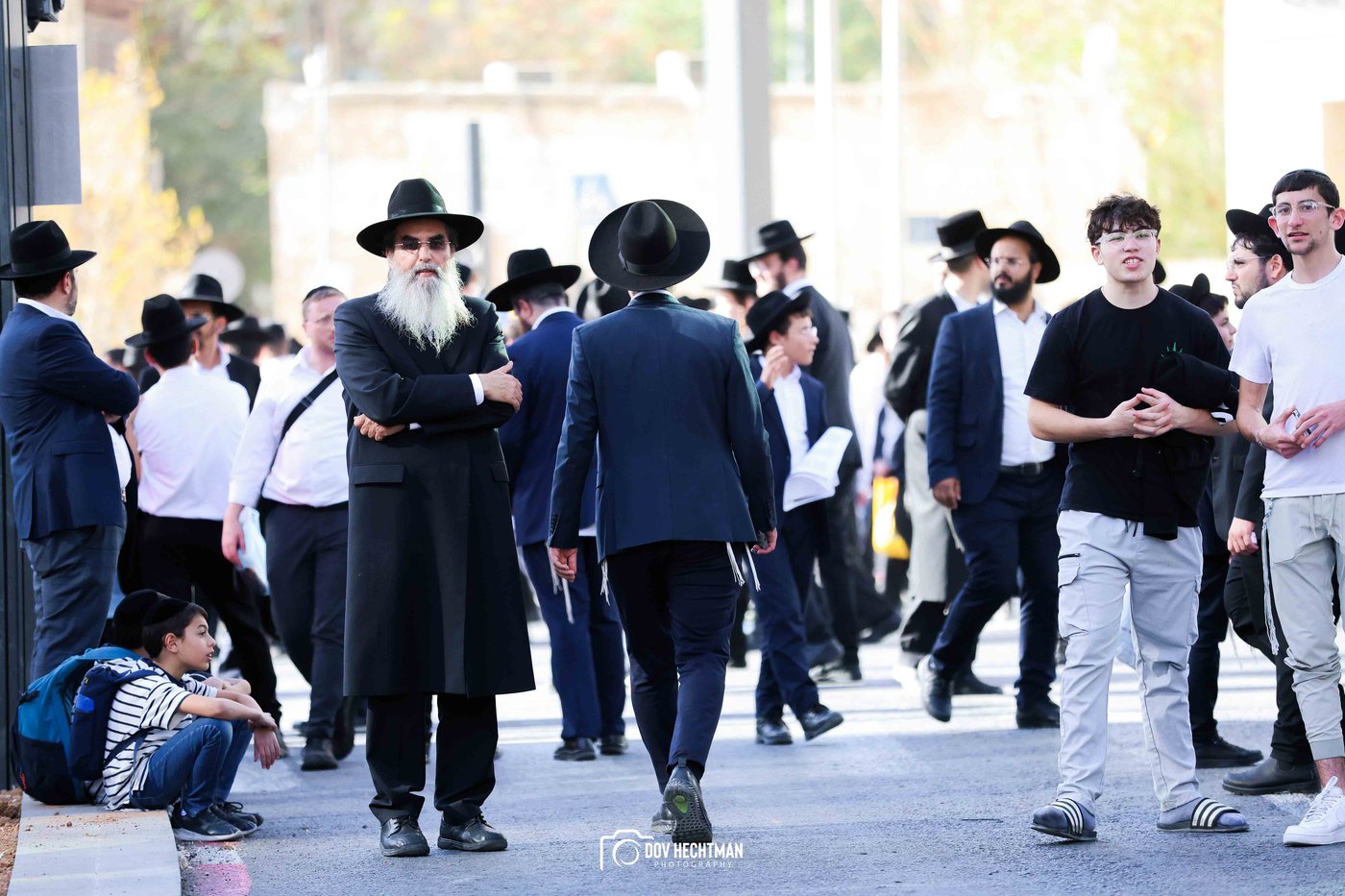 השלטים, המרפסות, רכבי החירום: תיעוד ראשון מהרבבות בדרך לעצרת