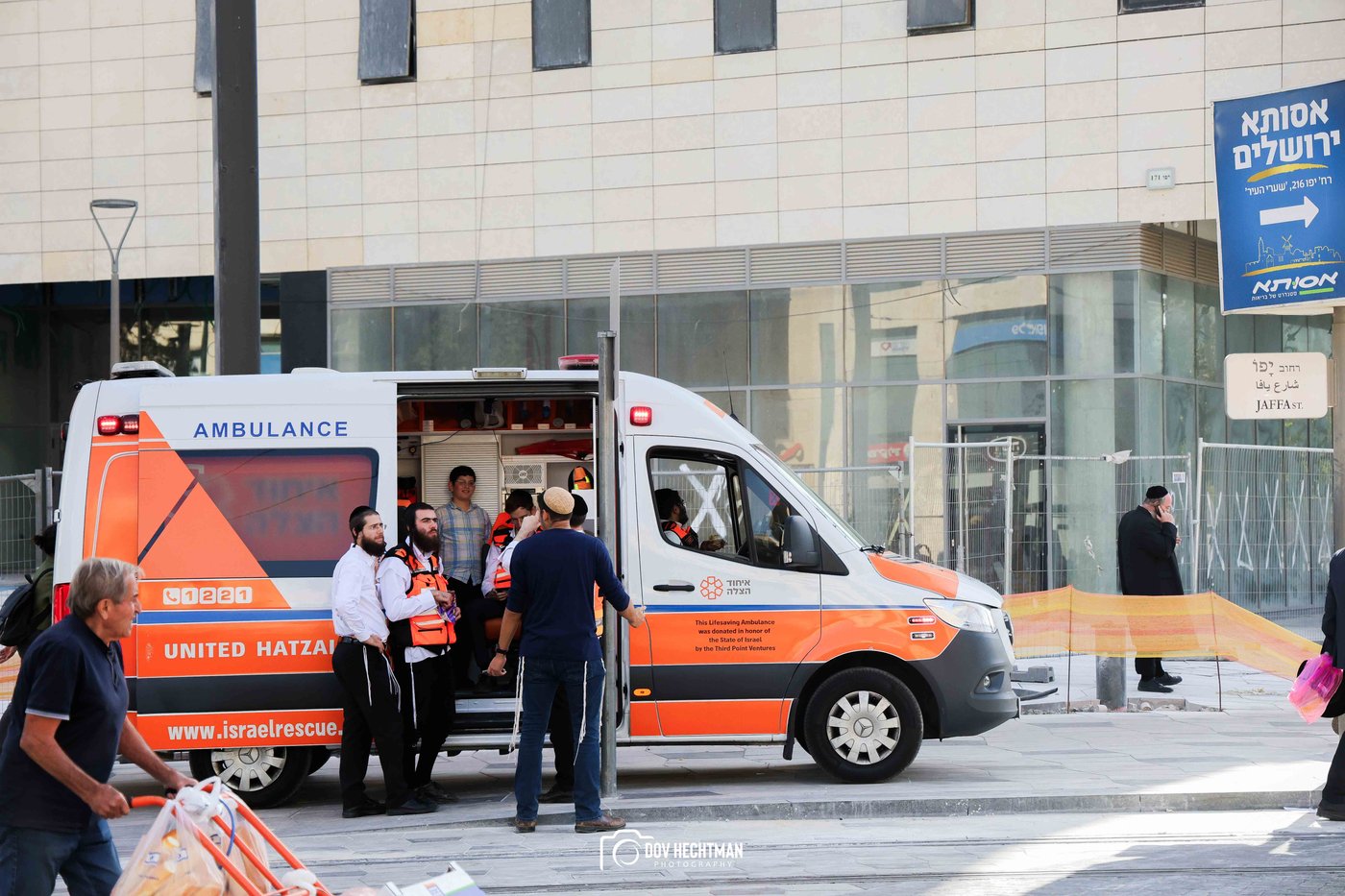 השלטים, המרפסות, רכבי החירום: תיעוד ראשון מהרבבות בדרך לעצרת