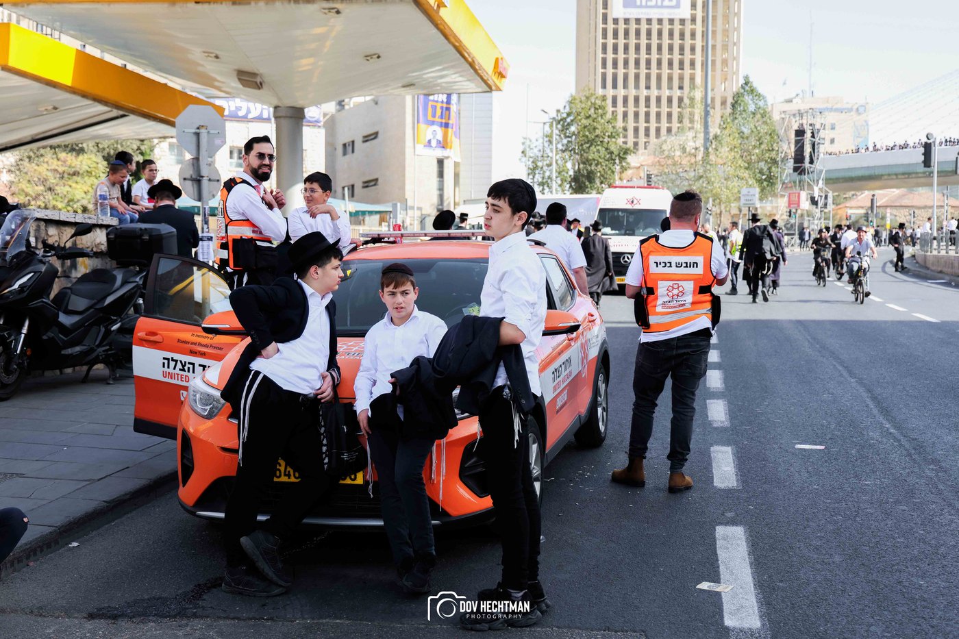 השלטים, המרפסות, רכבי החירום: תיעוד ראשון מהרבבות בדרך לעצרת