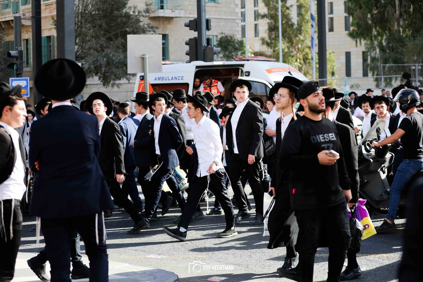 השלטים, המרפסות, רכבי החירום: תיעוד ראשון מהרבבות בדרך לעצרת