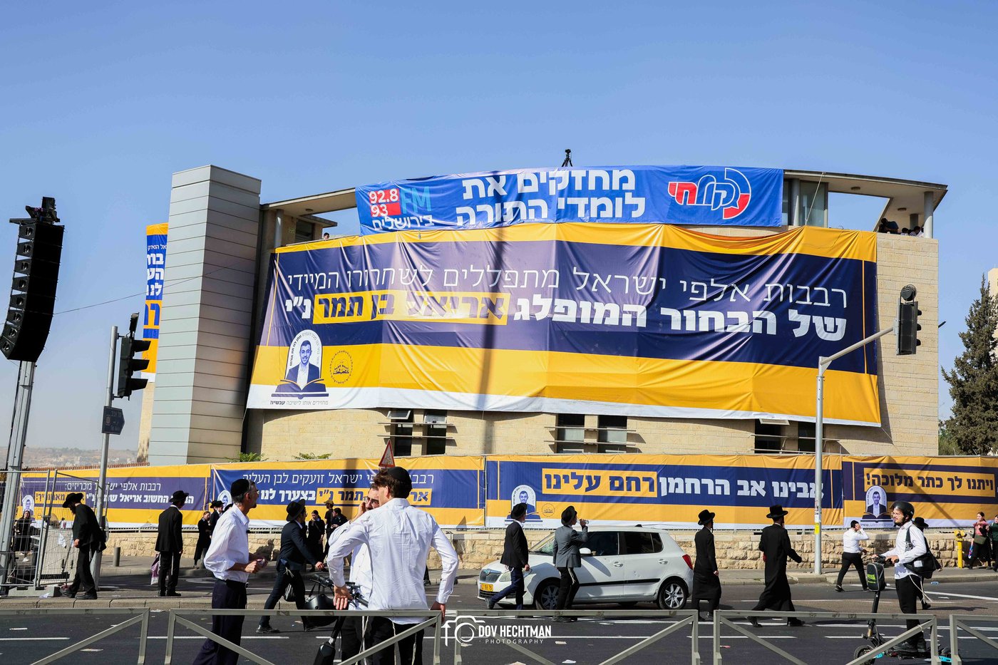 השלטים, המרפסות, רכבי החירום: תיעוד ראשון מהרבבות בדרך לעצרת