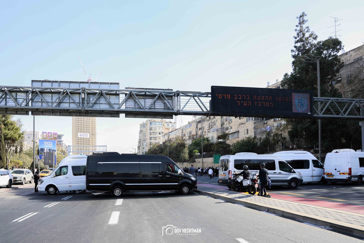 השלטים, המרפסות, רכבי החירום: תיעוד ראשון מהרבבות בדרך לעצרת