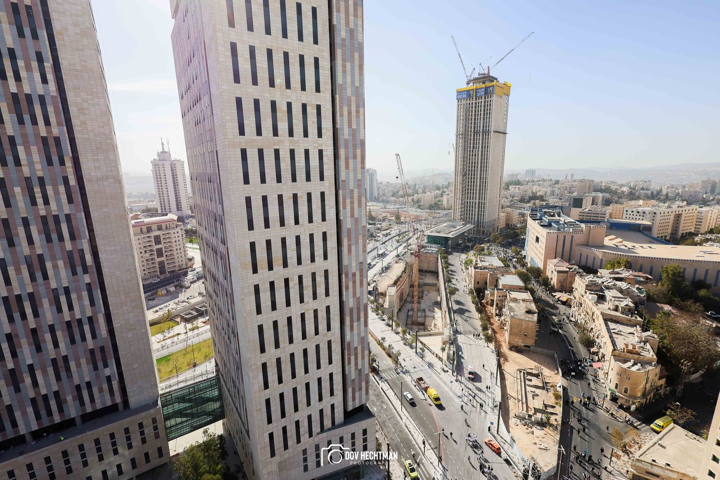 השלטים, המרפסות, רכבי החירום: תיעוד ראשון מהרבבות בדרך לעצרת