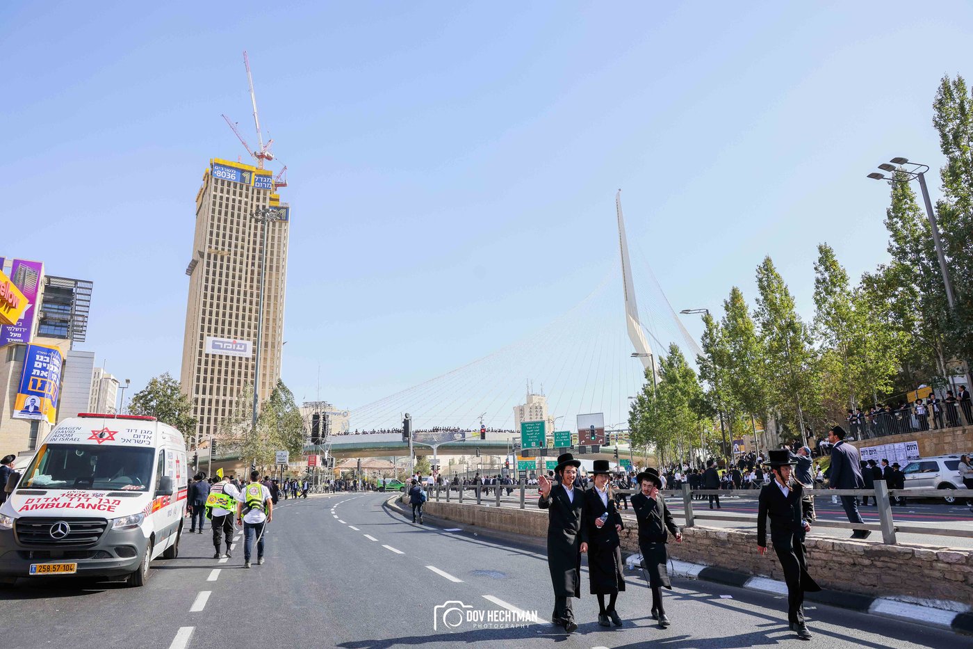השלטים, המרפסות, רכבי החירום: תיעוד ראשון מהרבבות בדרך לעצרת