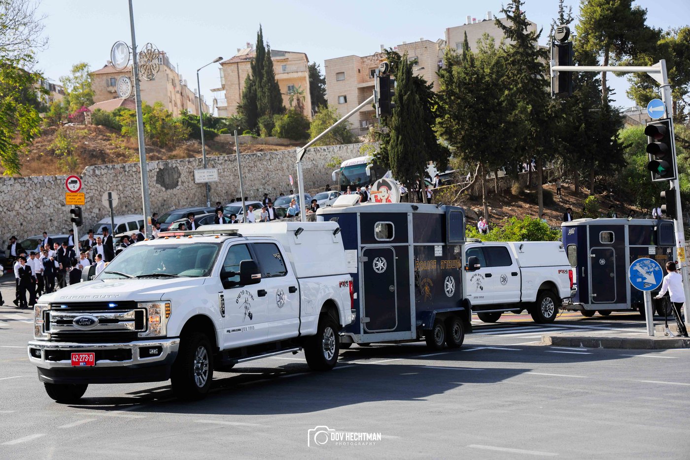 השלטים, המרפסות, רכבי החירום: תיעוד ראשון מהרבבות בדרך לעצרת