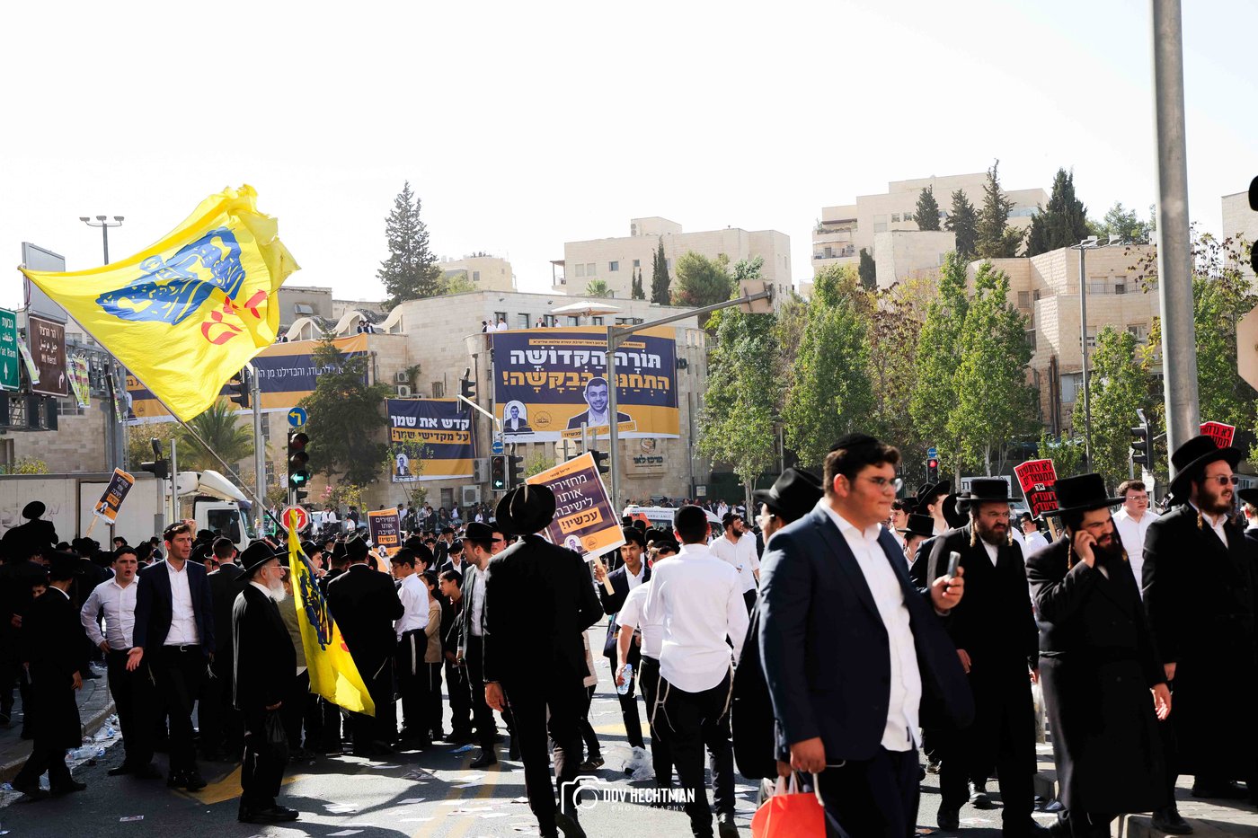 השלטים, המרפסות, רכבי החירום: תיעוד ראשון מהרבבות בדרך לעצרת