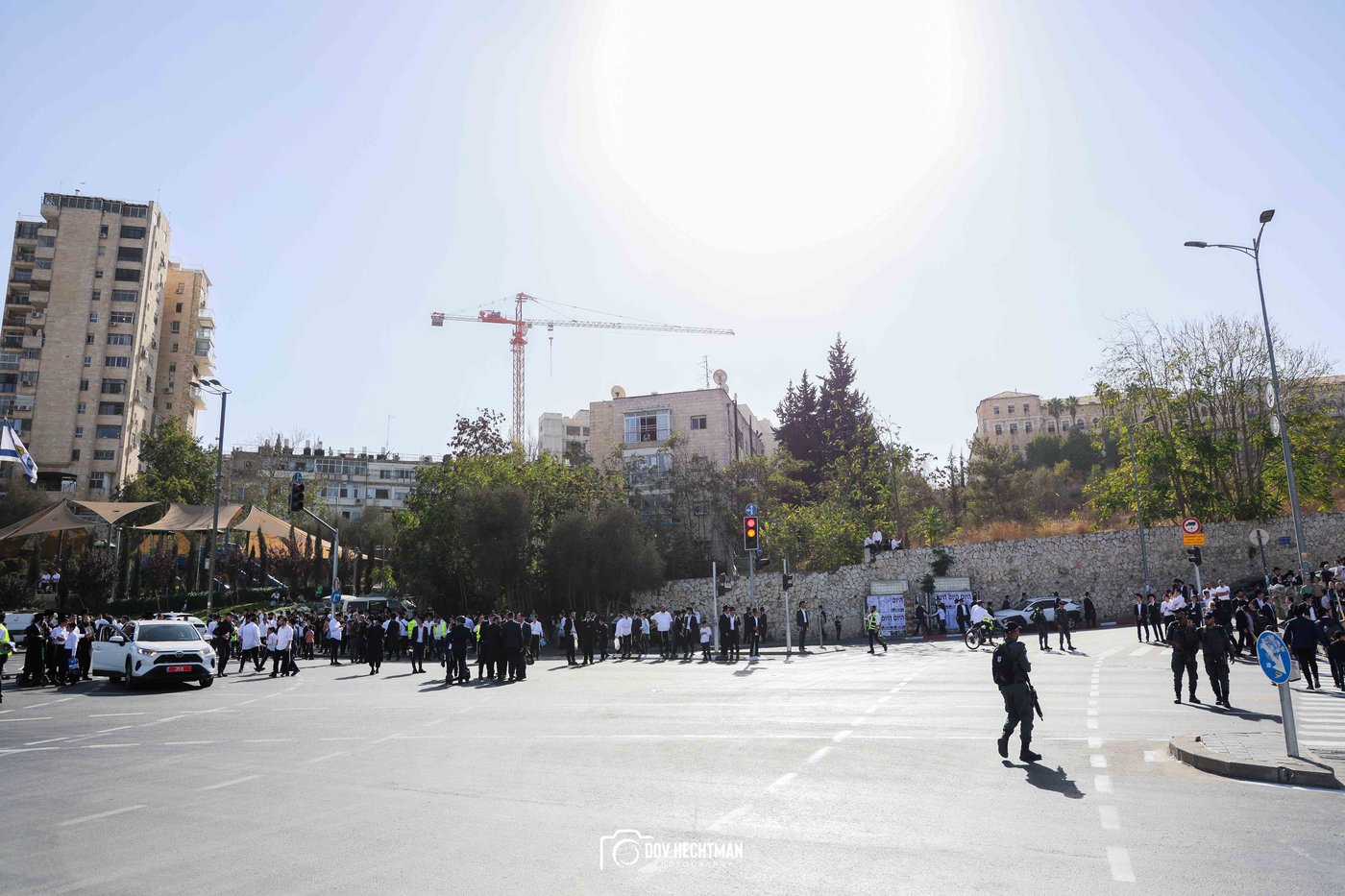 השלטים, המרפסות, רכבי החירום: תיעוד ראשון מהרבבות בדרך לעצרת