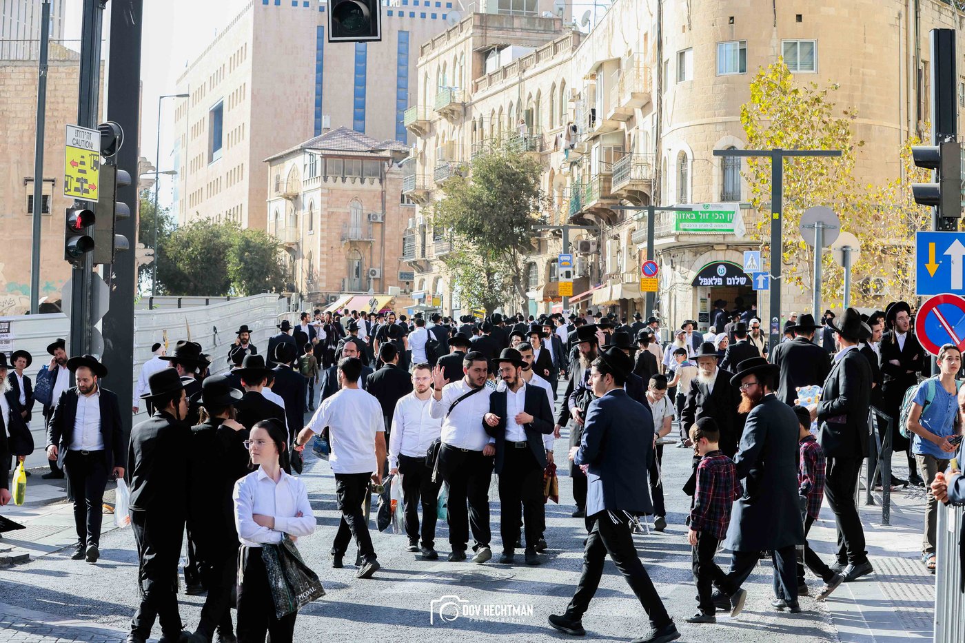 השלטים, המרפסות, רכבי החירום: תיעוד ראשון מהרבבות בדרך לעצרת