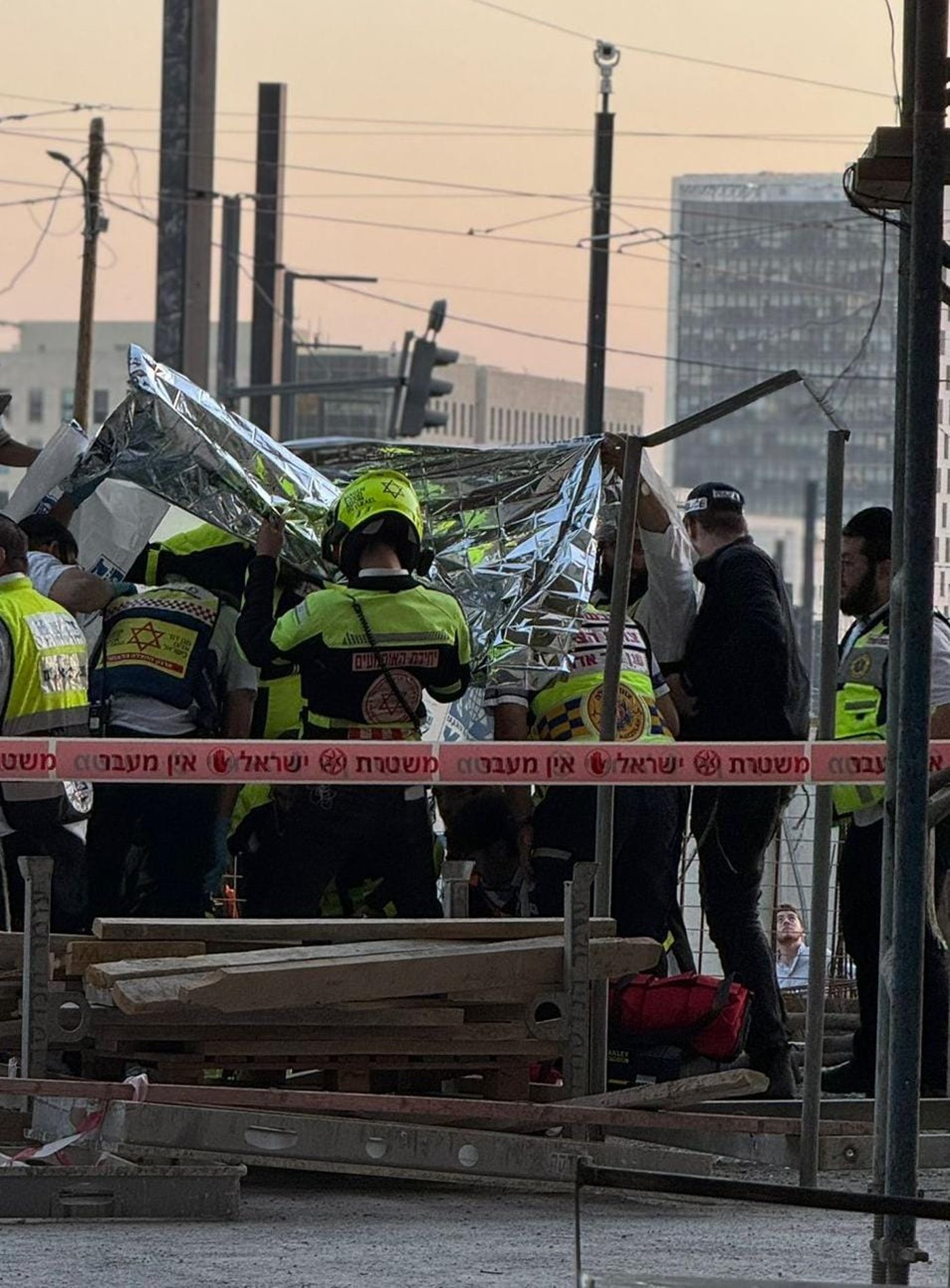 אסון כבד: נער בן 15 נהרג אחרי שנפל משלד בניין רב קומות לקראת סיום העצרת