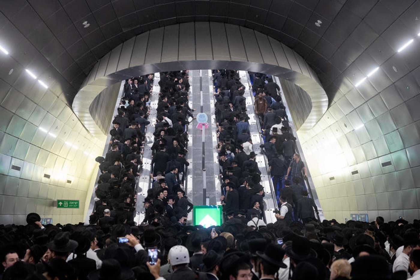 המונים בדרכם לעצרת