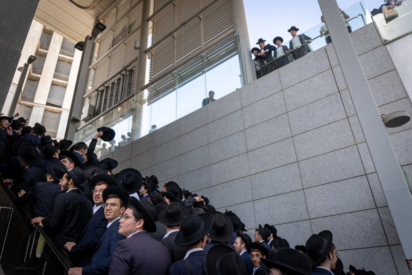 אלפים במדרגות הנעות: כך נראתה תחנת הרכבת בירושלים משעות הבוקר