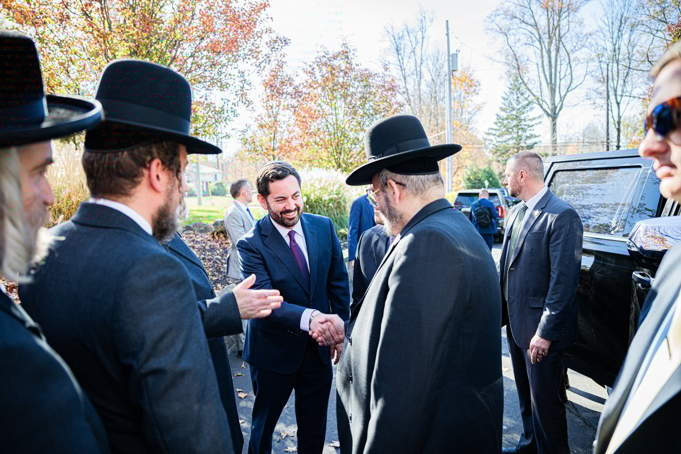 מייק לאולר עם עסקנים חרדים