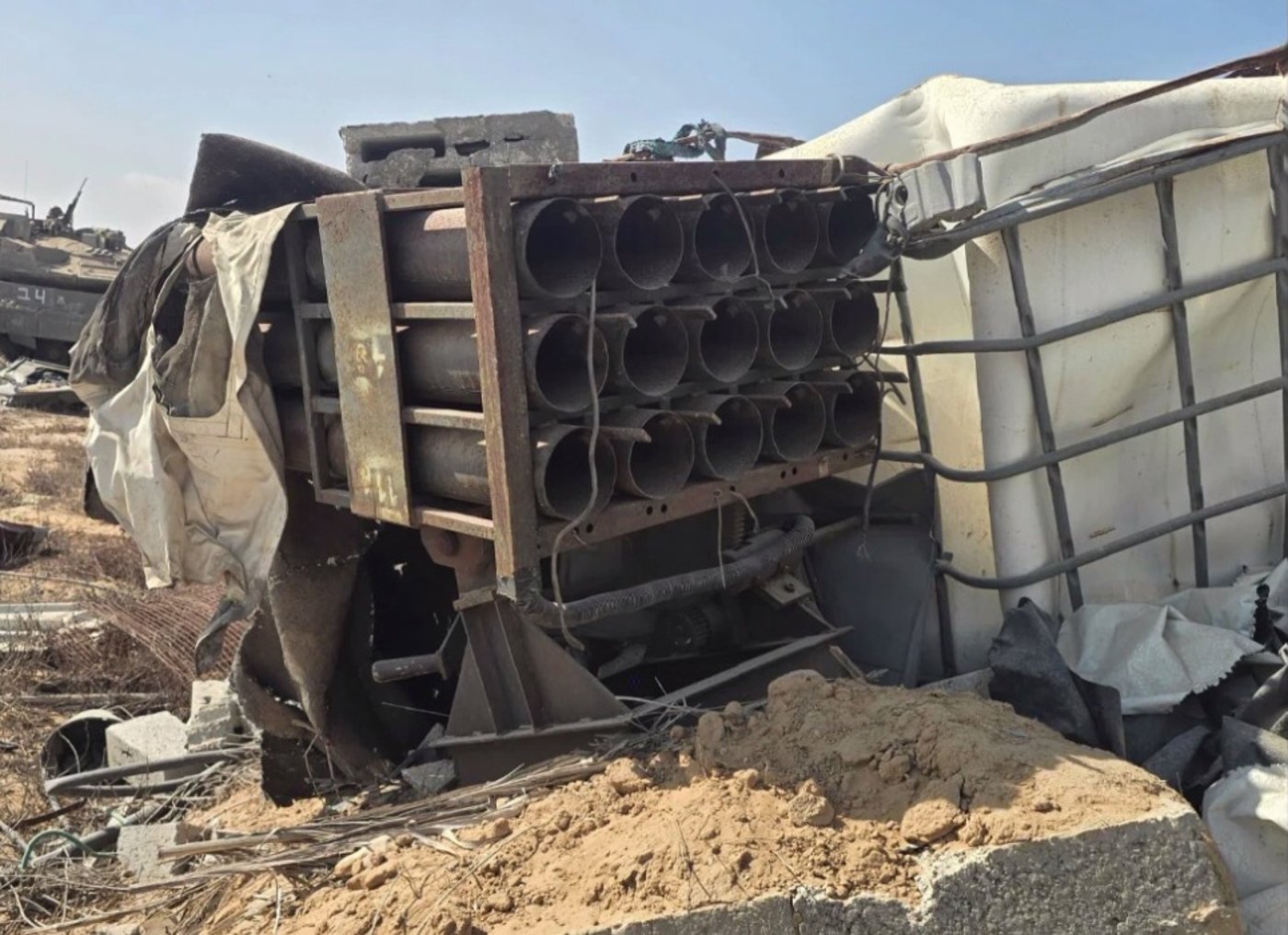 תמונות של המשגר בעל 15 קני השיגור וציוד הלחימה הנוסף שאותר במרחב הקו הצהוב