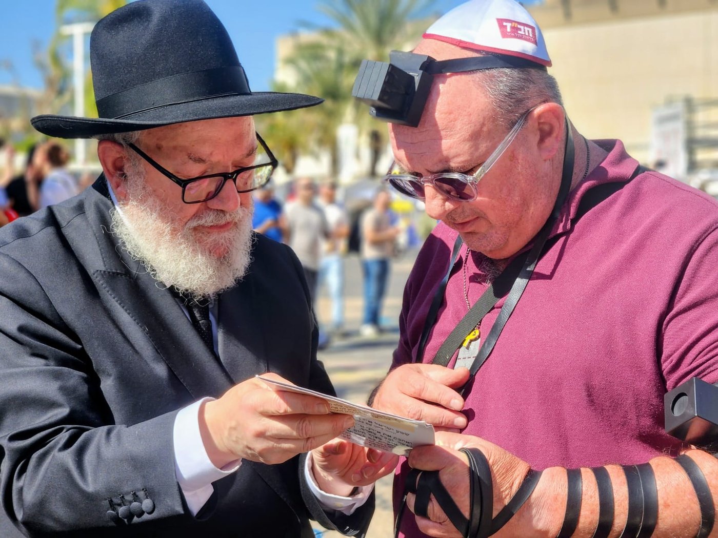 שורד השבי מניח תפילין בלב תל אביב