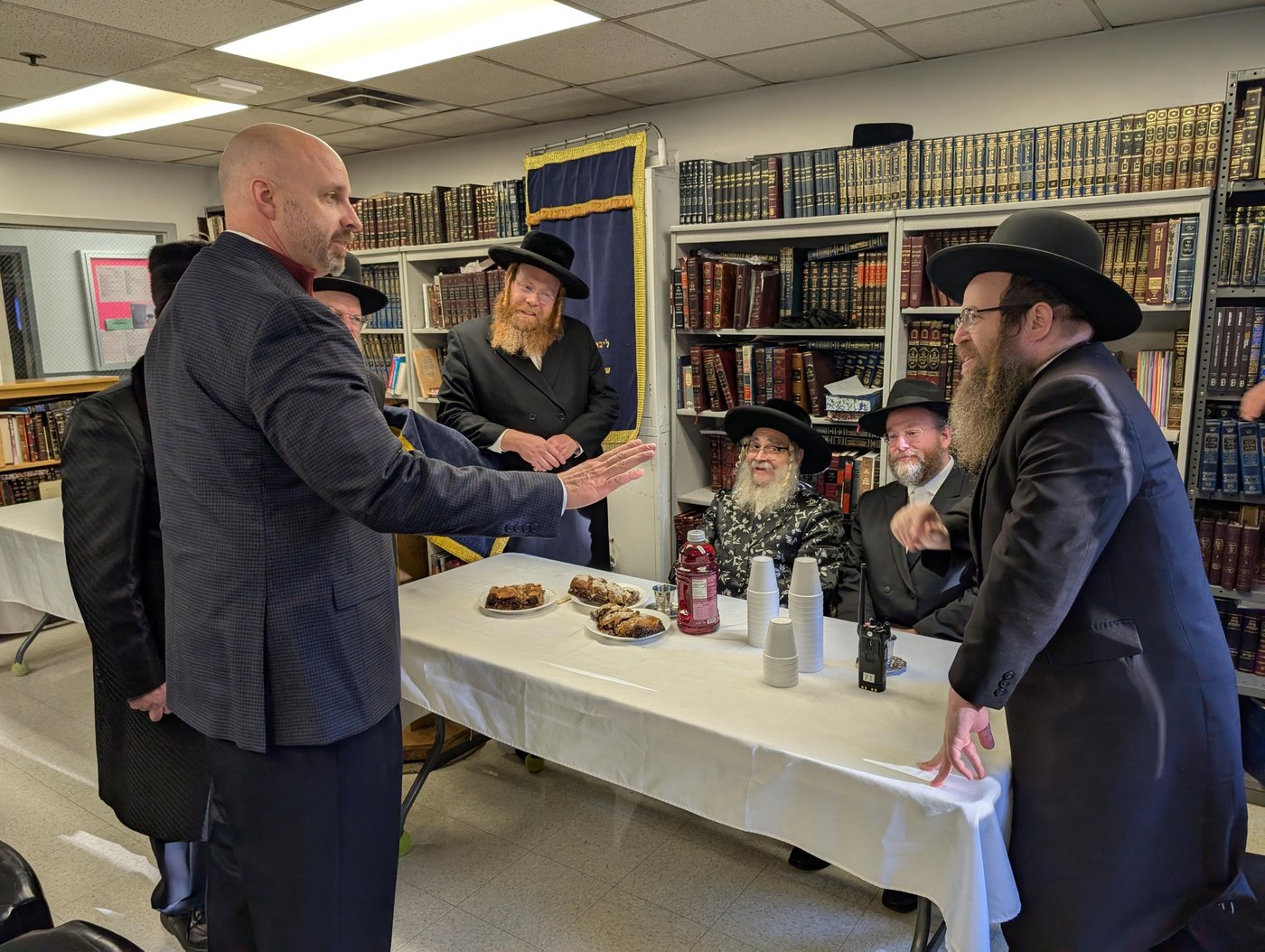 האדמו"ר מסאטמר בביקור בכלא בארה"ב