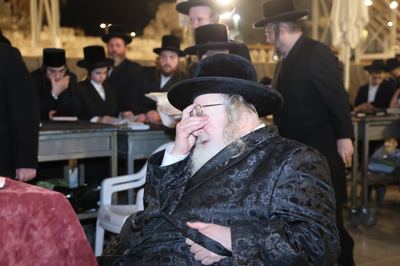 האדמו"ר מספינקא בתפילה ע"י ה'כותל המערבי'