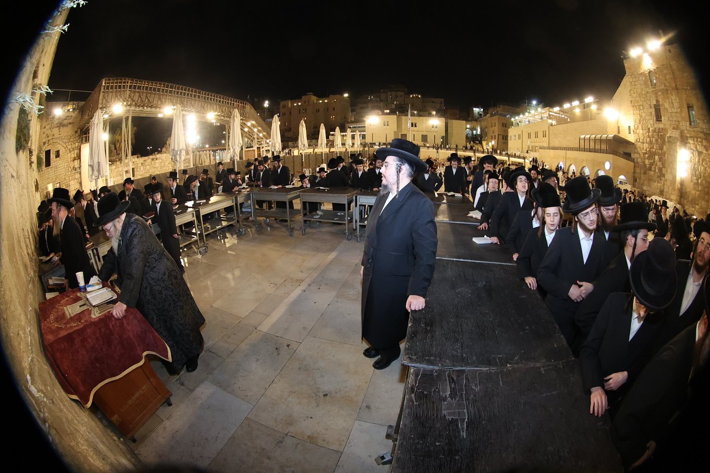 האדמו"ר מספינקא בתפילה ע"י ה'כותל המערבי'