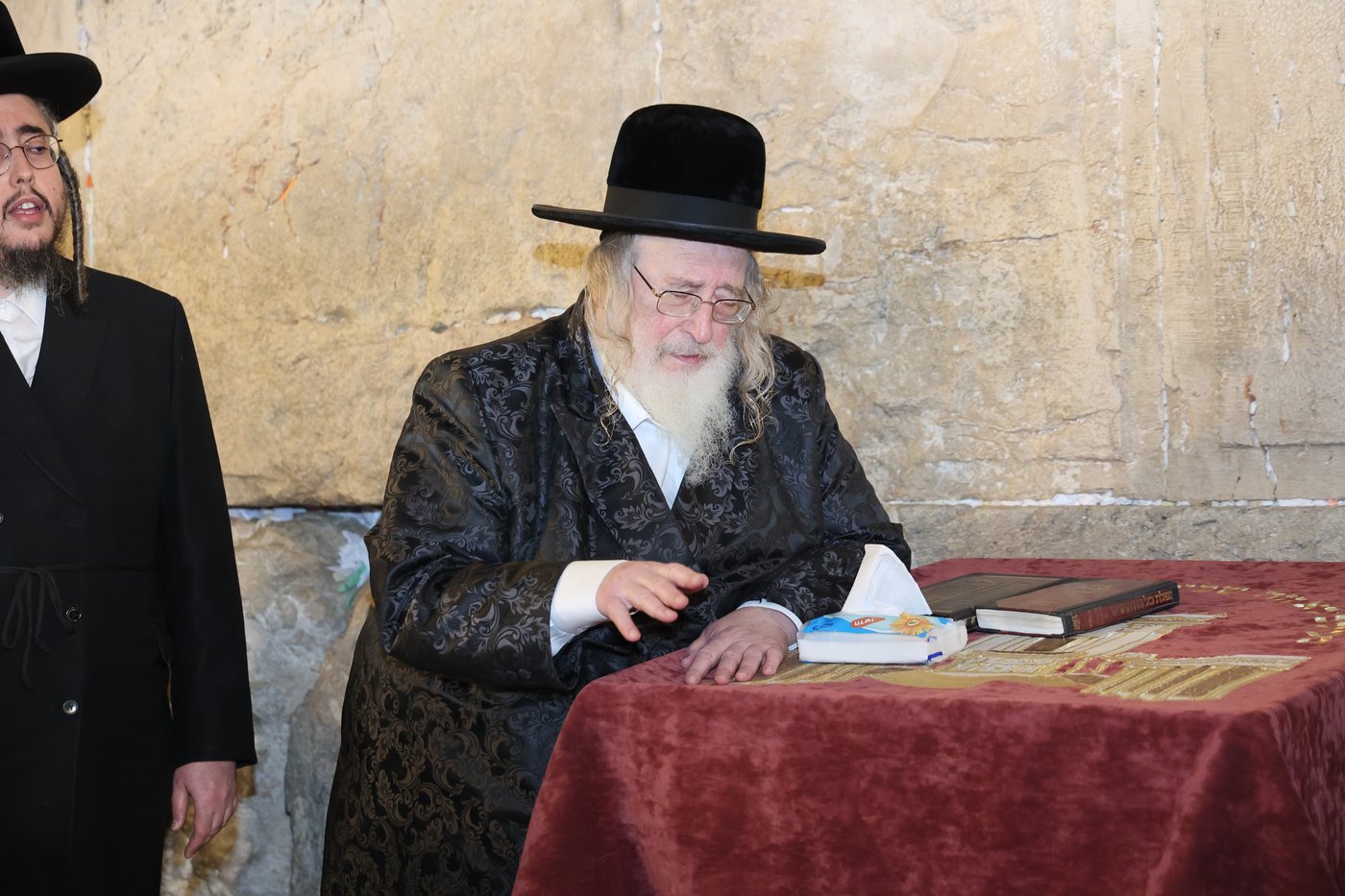 האדמו"ר מספינקא בתפילה ע"י ה'כותל המערבי'