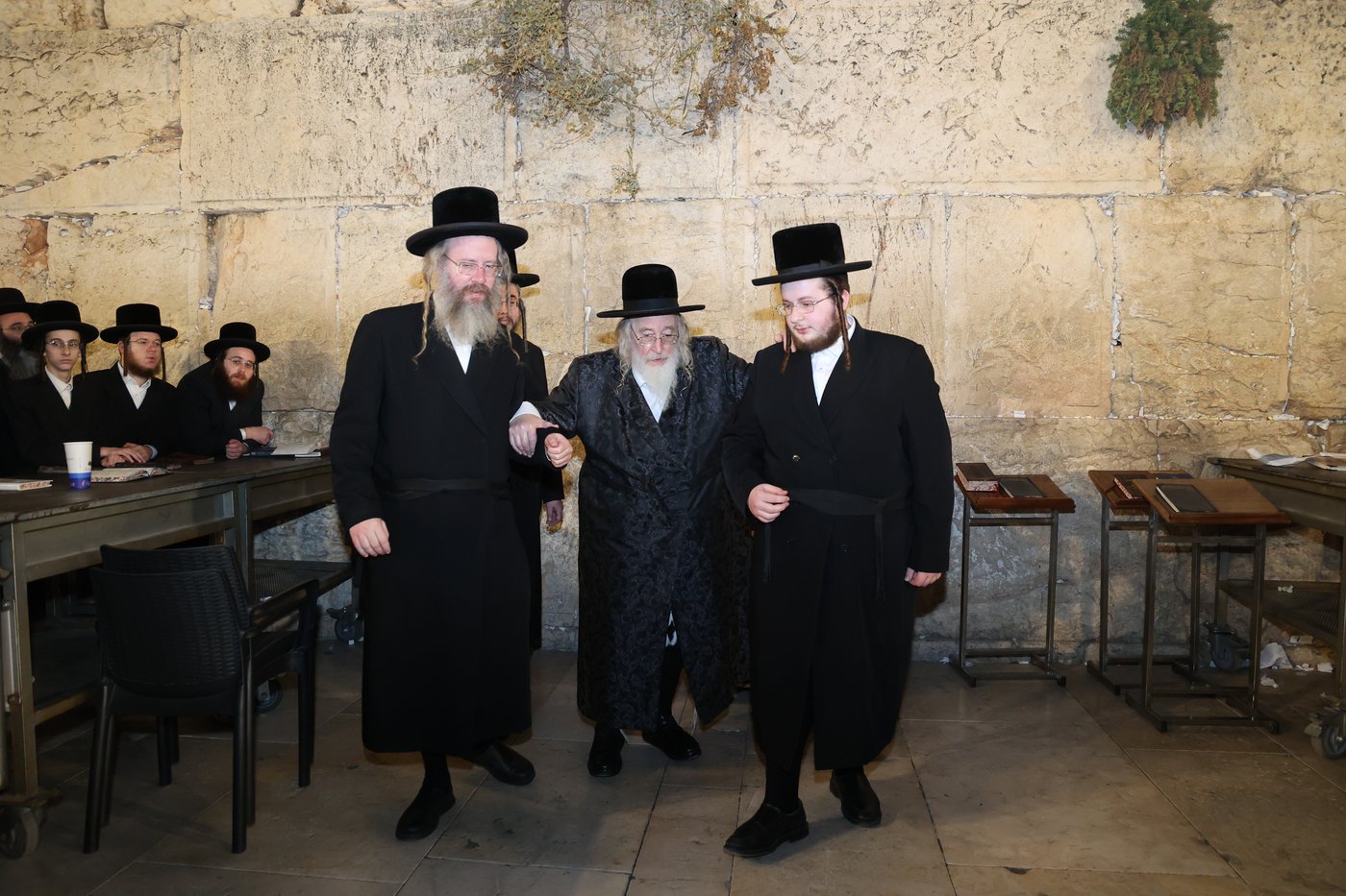 האדמו"ר מספינקא בתפילה ע"י ה'כותל המערבי'