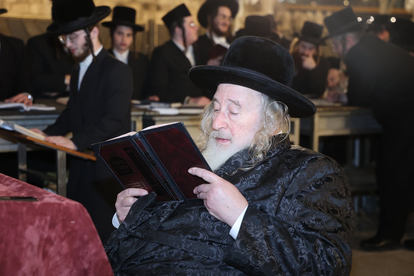 האדמו"ר מספינקא בתפילה ע"י ה'כותל המערבי'