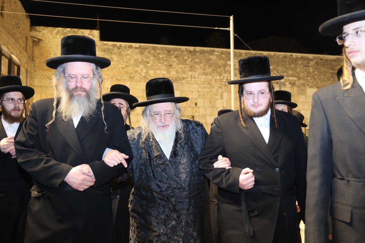 האדמו"ר מספינקא בתפילה ע"י ה'כותל המערבי'