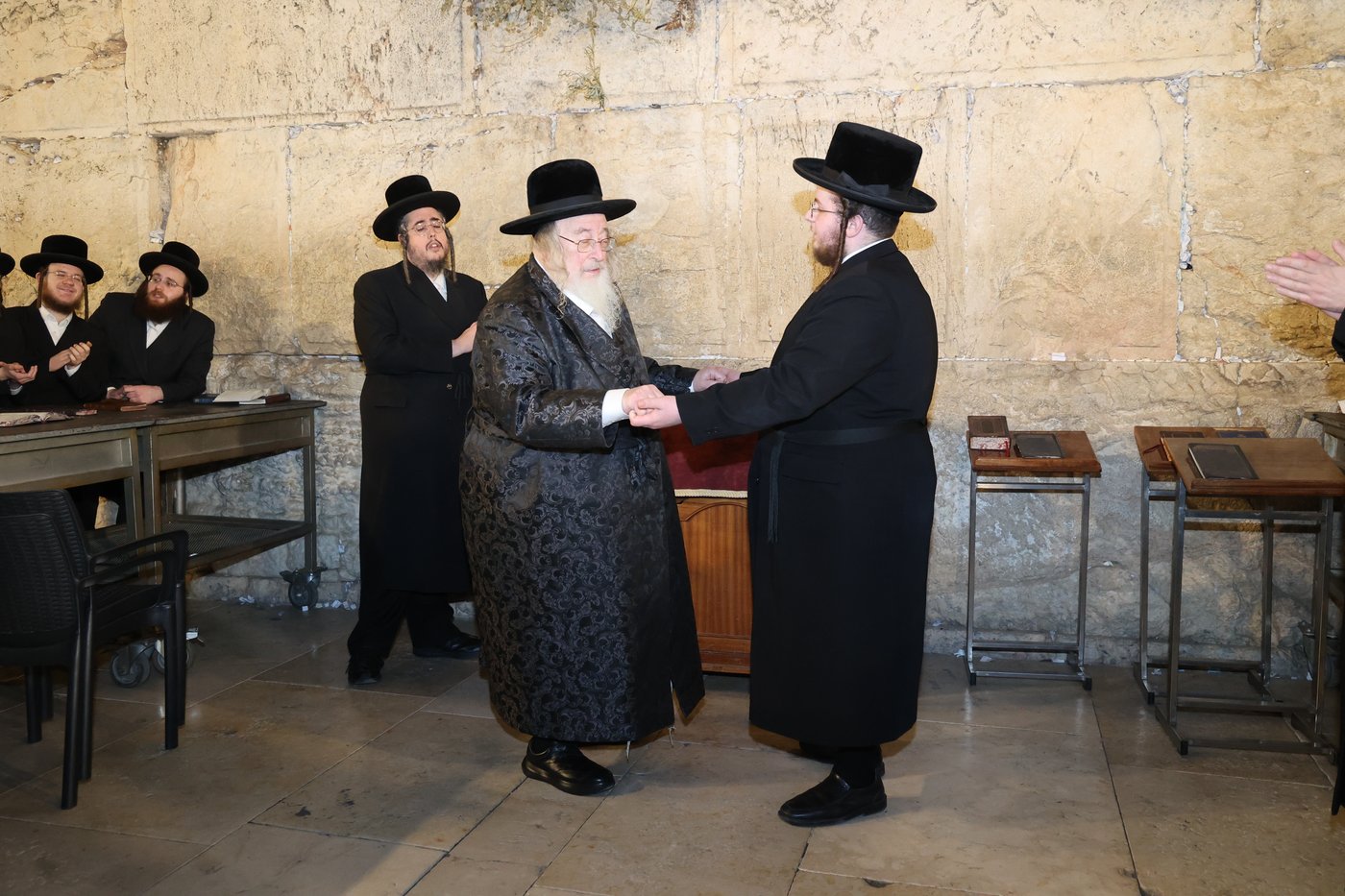 האדמו"ר מספינקא בתפילה ע"י ה'כותל המערבי'