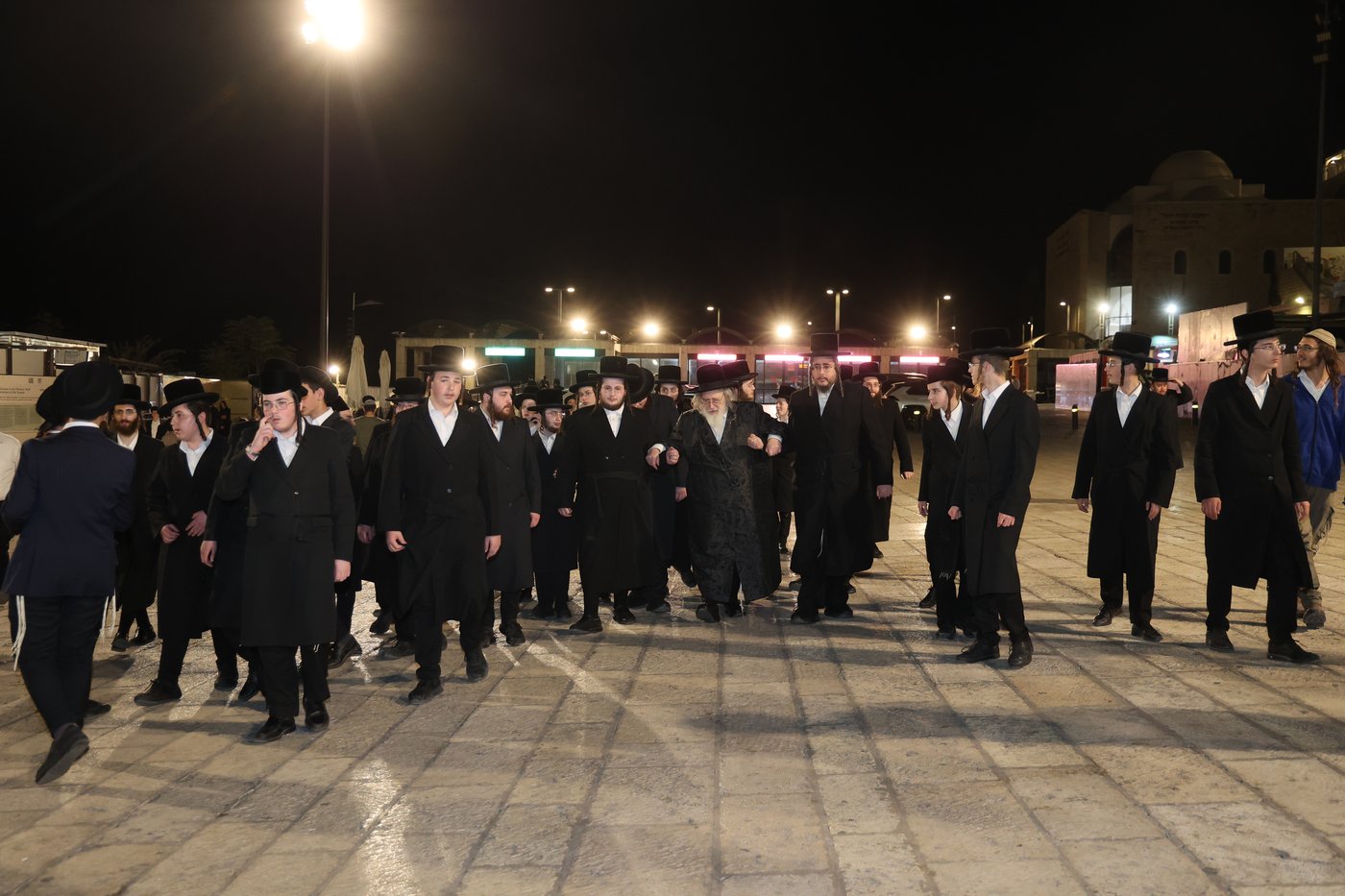 האדמו"ר מספינקא בתפילה ע"י ה'כותל המערבי'