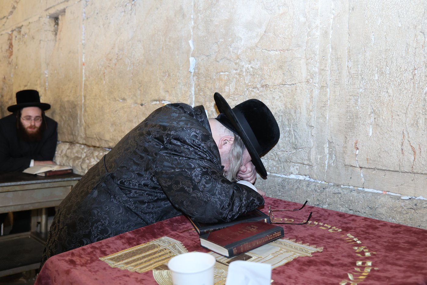 האדמו"ר מספינקא בתפילה ע"י ה'כותל המערבי'