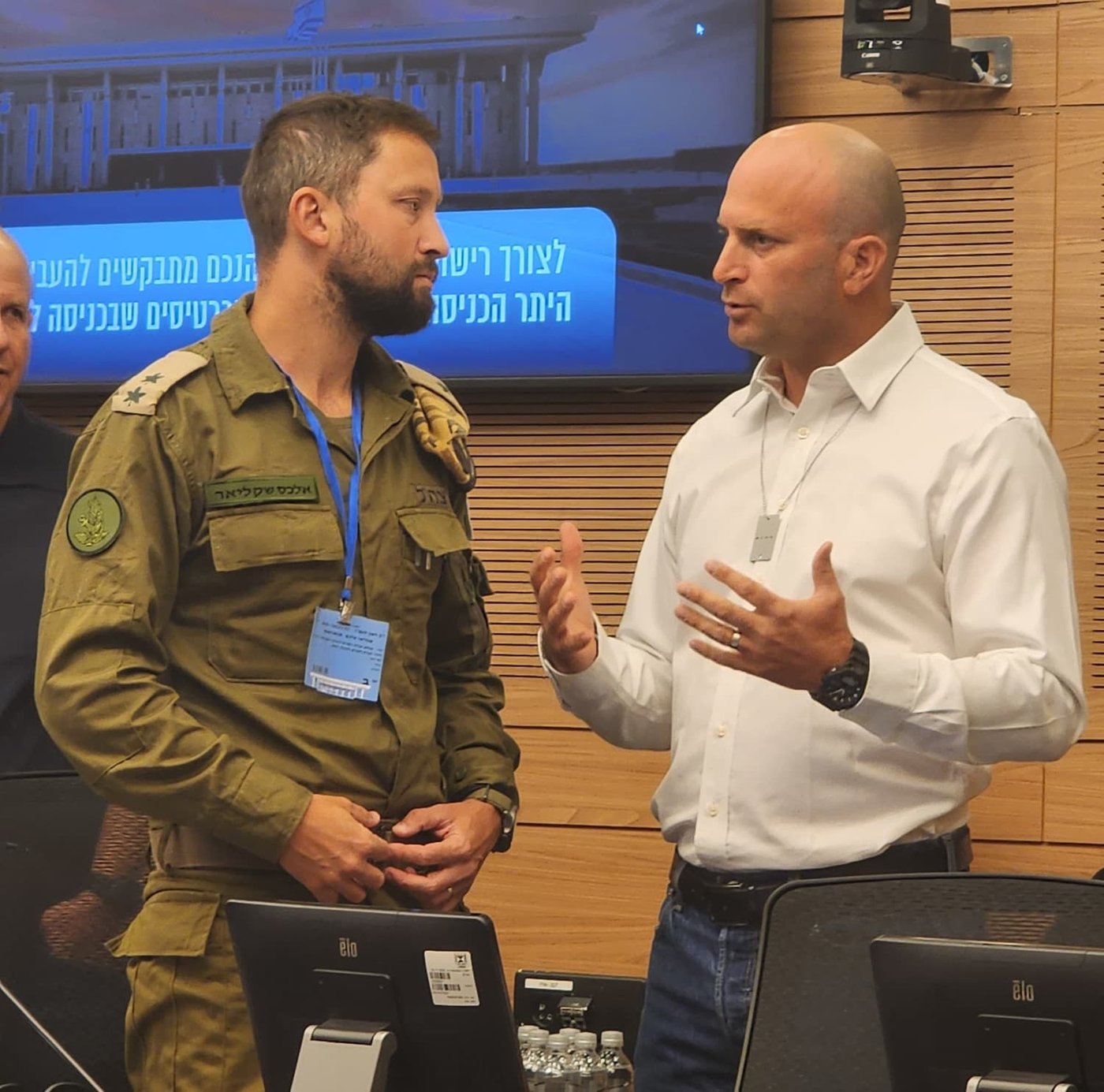 חה"כ קרויזר ונציג צה"ל בוועדה