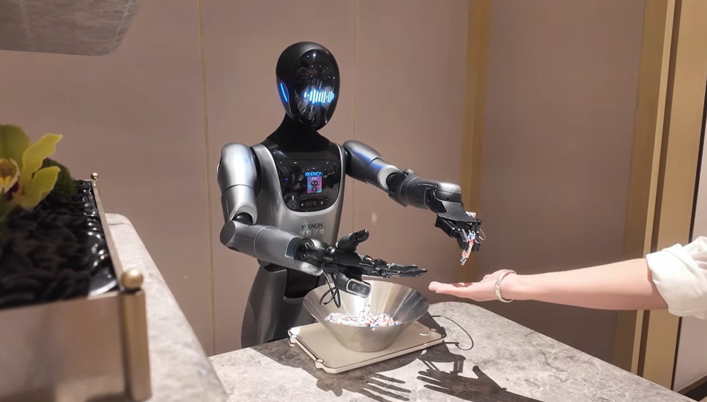 רובוט ממונה על חלוקת סוכריות לאורחים המגיעים למלון