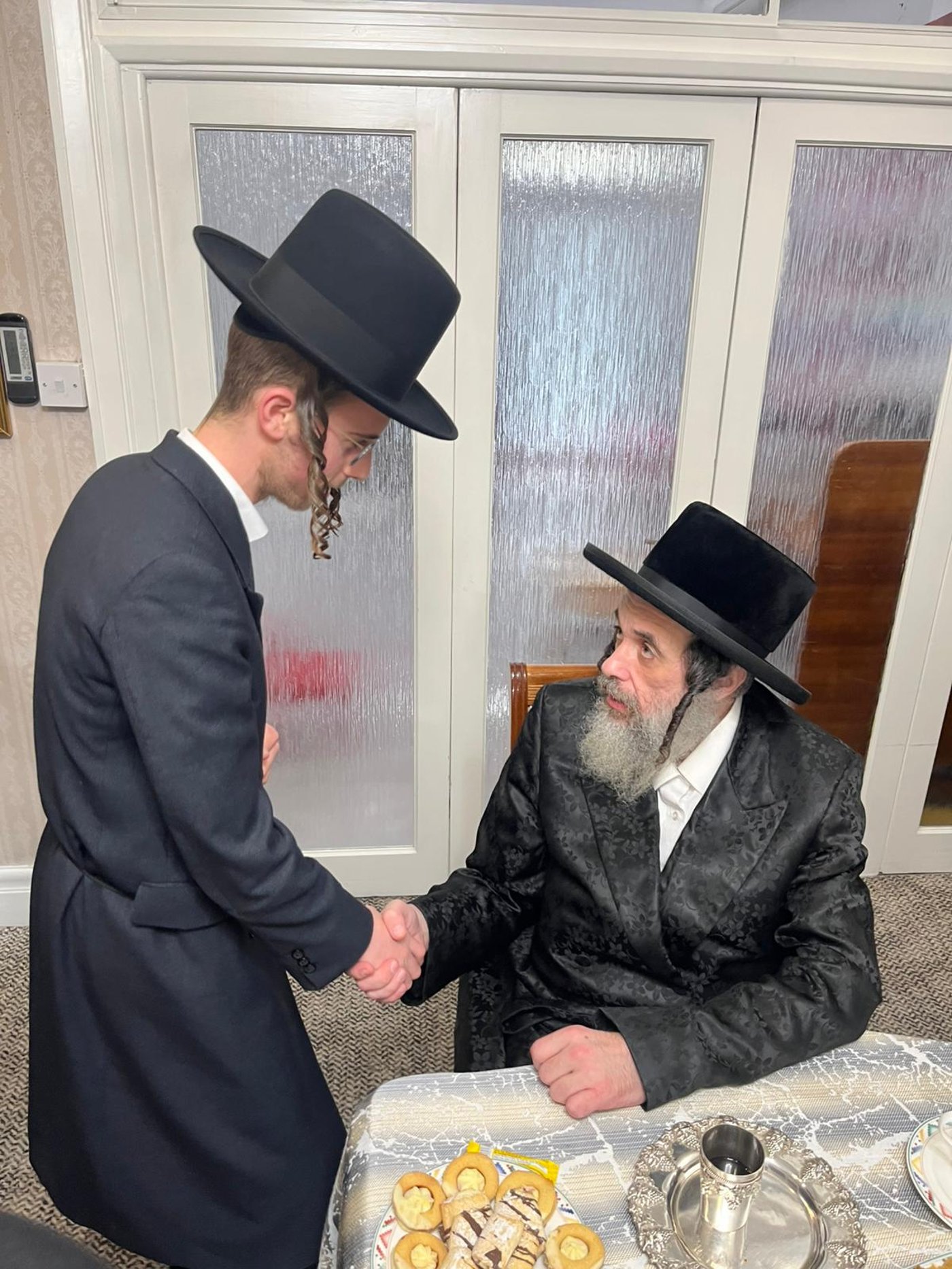 הגה"צ רבי חיים מאיר הגר, אב"ד ויז'ניץ בביקור בזק בלונדון