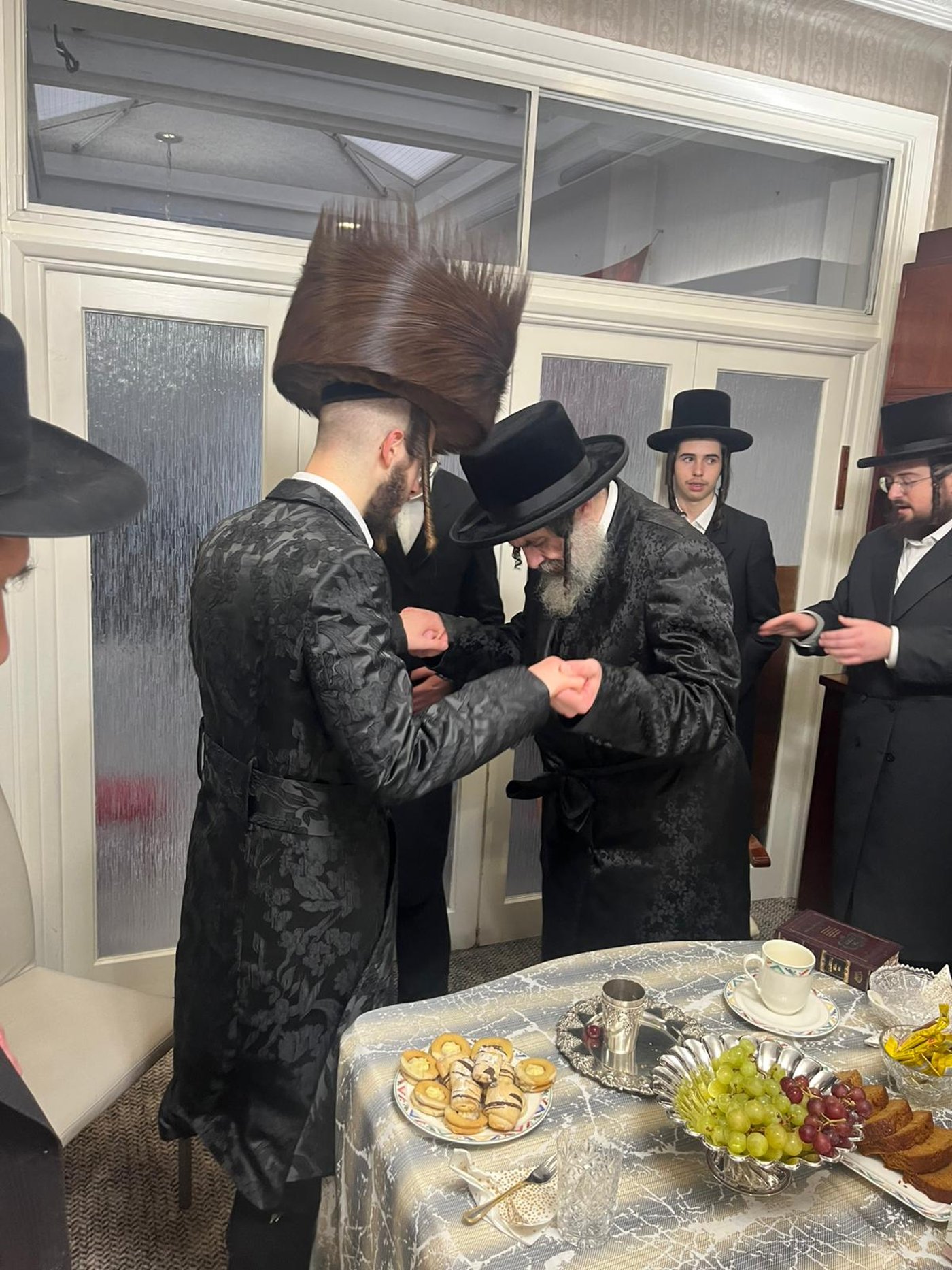 הגה"צ רבי חיים מאיר הגר, אב"ד ויז'ניץ בביקור בזק בלונדון