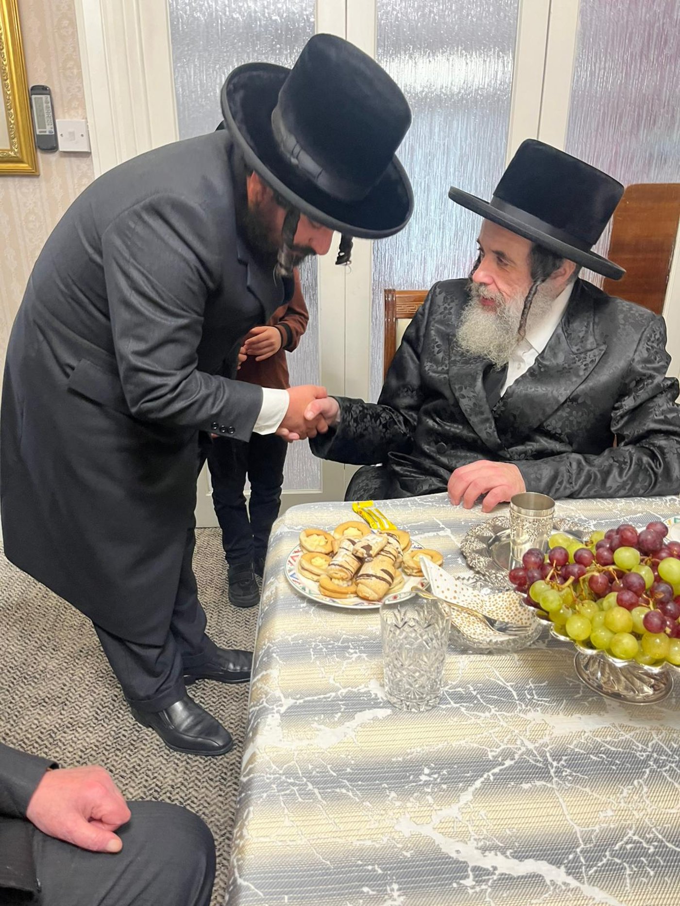 הגה"צ רבי חיים מאיר הגר, אב"ד ויז'ניץ בביקור בזק בלונדון