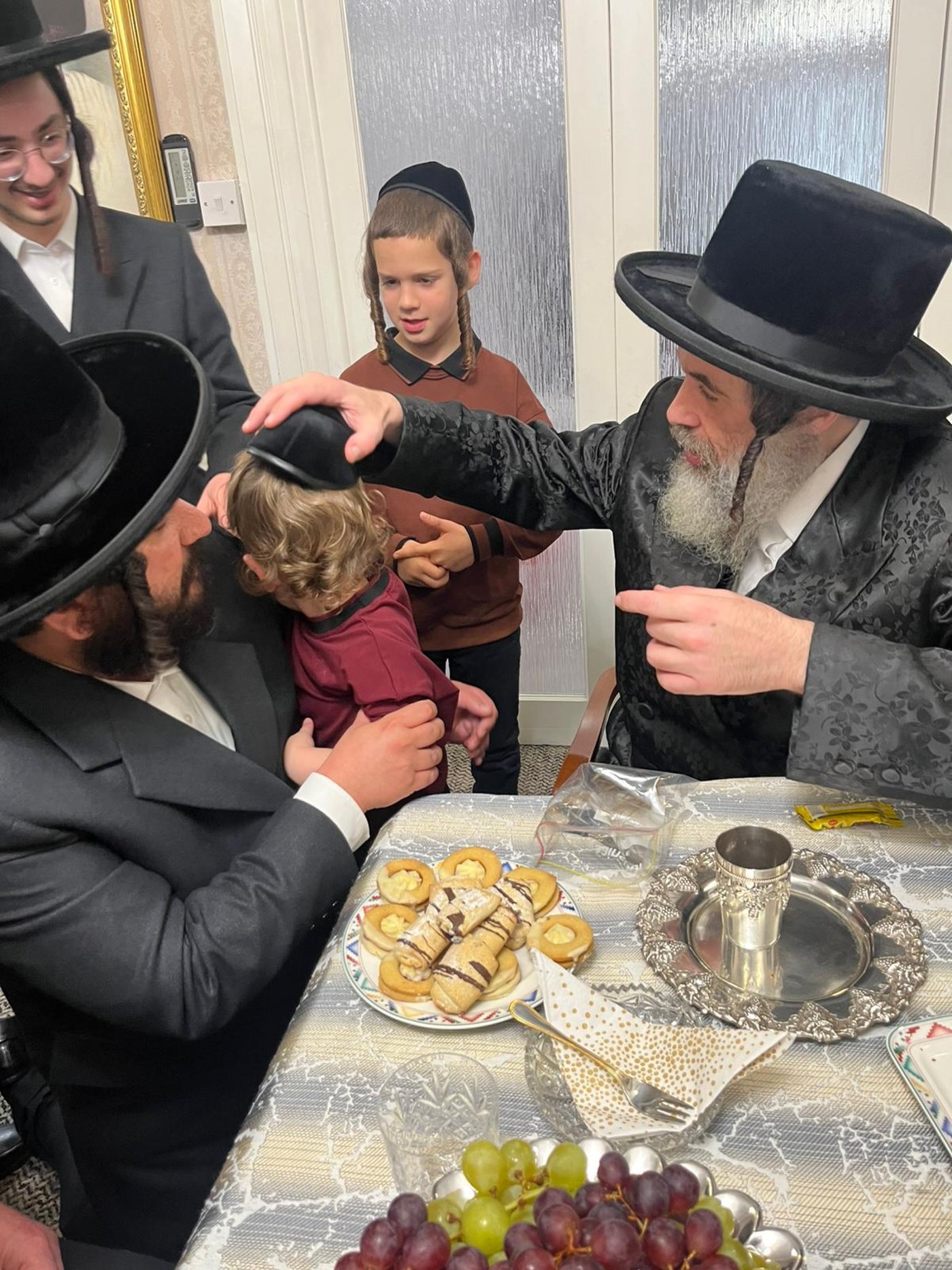 הגה"צ רבי חיים מאיר הגר, אב"ד ויז'ניץ בביקור בזק בלונדון