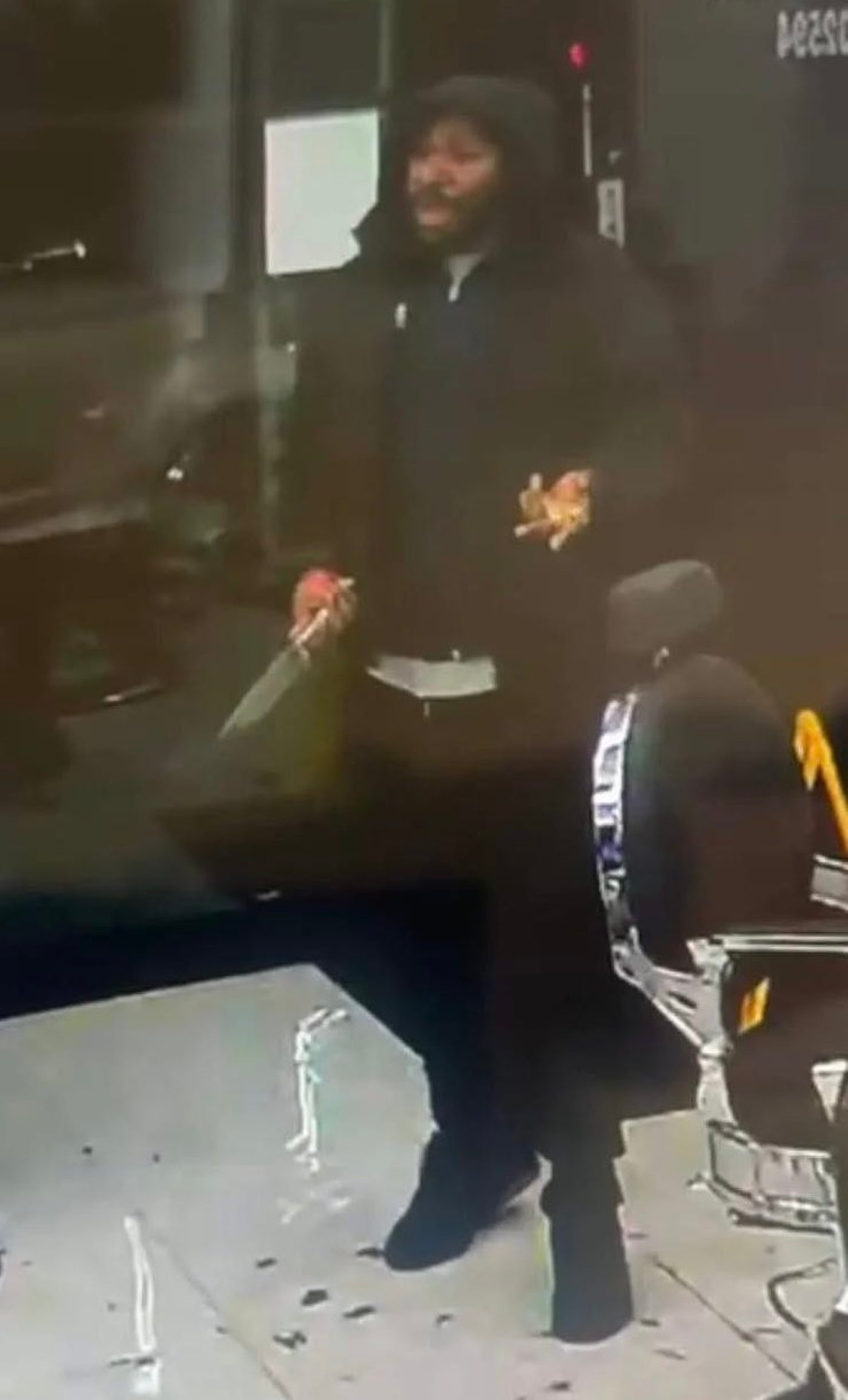 הבריטים עדיין בהלם: זה "דוקר הרכבת" שנמצא במעצר | גיבור האירוע במצב קריטי