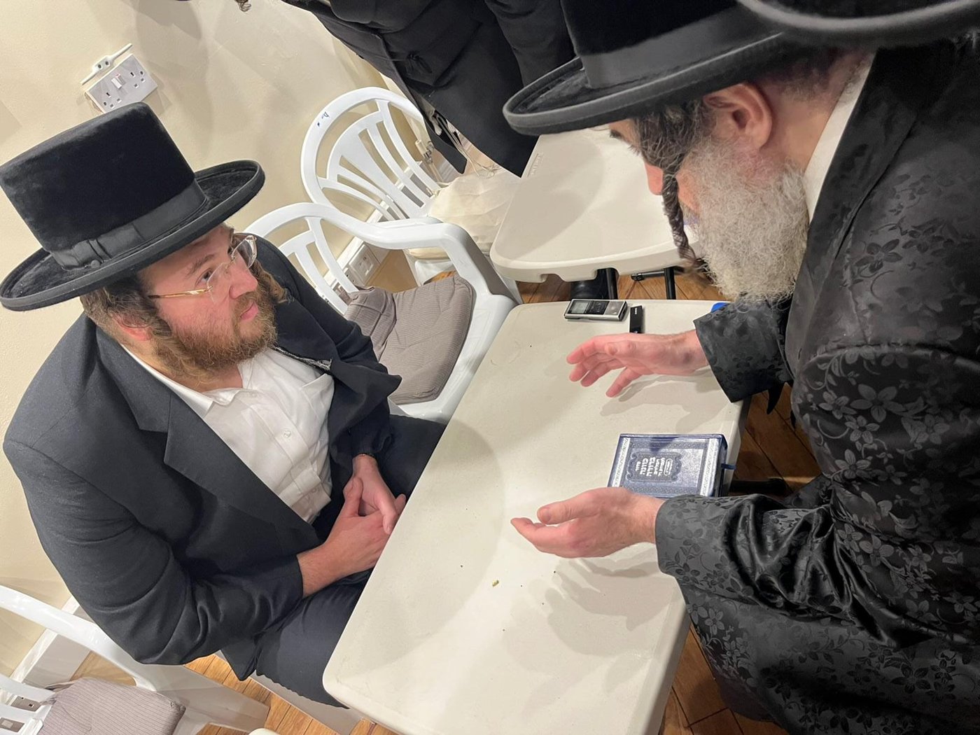 הגה"צ רבי חיים מאיר הגר, אב"ד ויז'ניץ בביקור בזק בלונדון