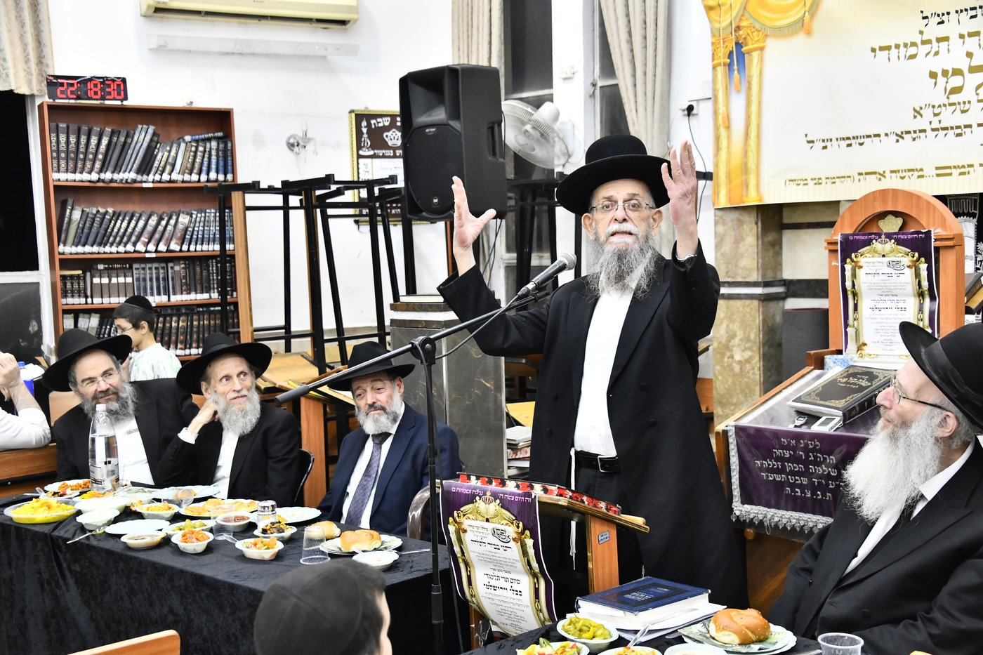 הגאון רבי ישראל בונים שרייבר נואם במעמד הסיומים בכולל 'זכר יצחק'