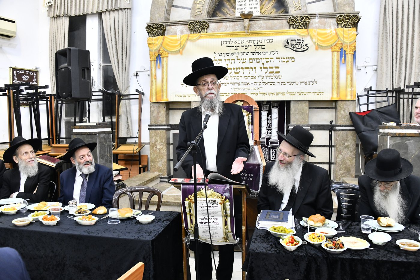 הגאון רבי ישראל בונים שרייבר נואם במעמד הסיומים בכולל 'זכר יצחק'