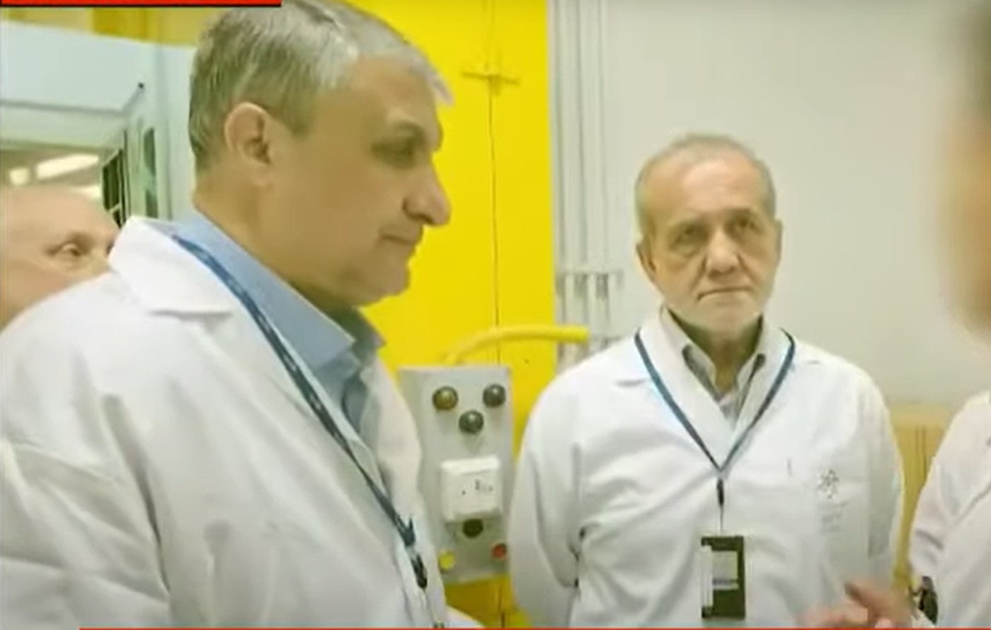  ראש הארגון לאנרגיה אטומית של איראן עם נשיא איראן 