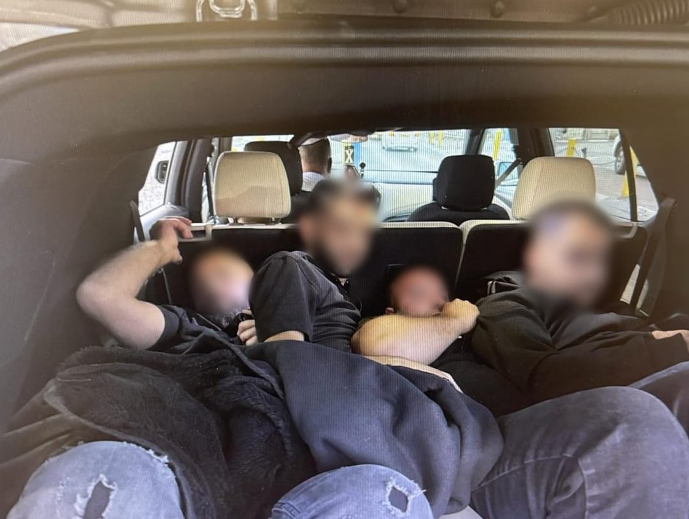 הבג'אז נפתח ואלו האנשים שהתגלו בפנים | הנהג ניסה לתרץ: "לקחתי אותם טרמפ"