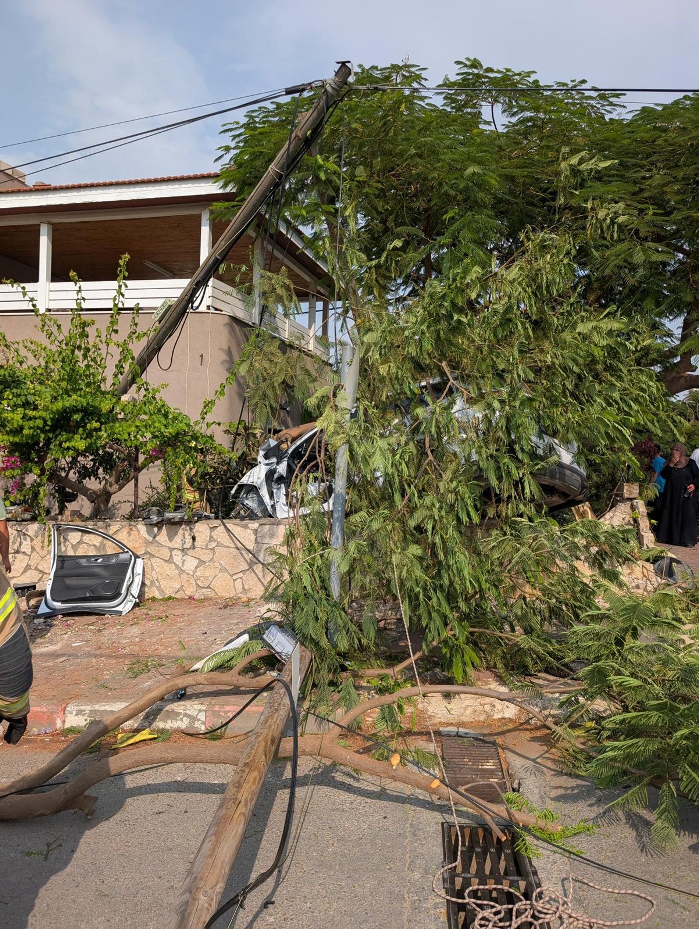 תאונה קטלנית וחריגה: הרכב התנגש בגדר והעץ חדר לתוכו, הנהגת נהרגה