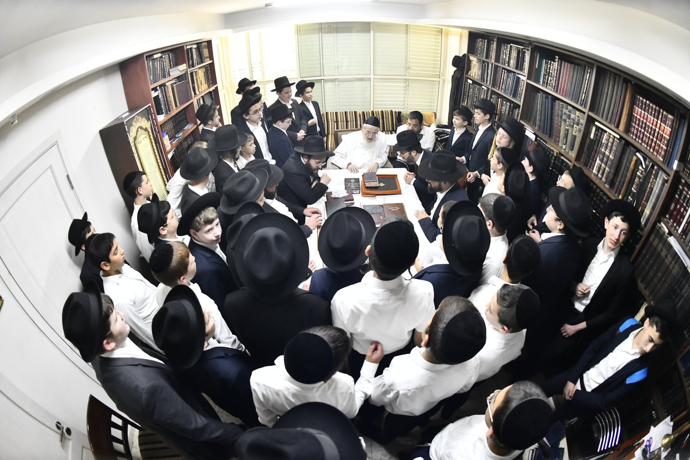 ילדי ''תורה ודעת'' כרמיאל אצל גדולי ישראל בבני ברק