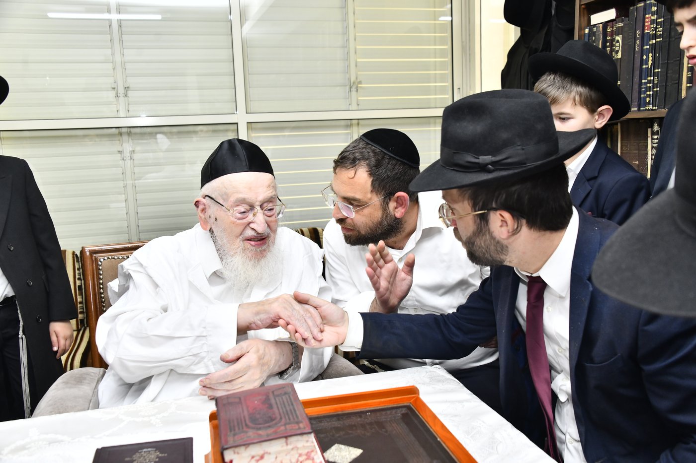 ילדי ''תורה ודעת'' כרמיאל אצל גדולי ישראל בבני ברק