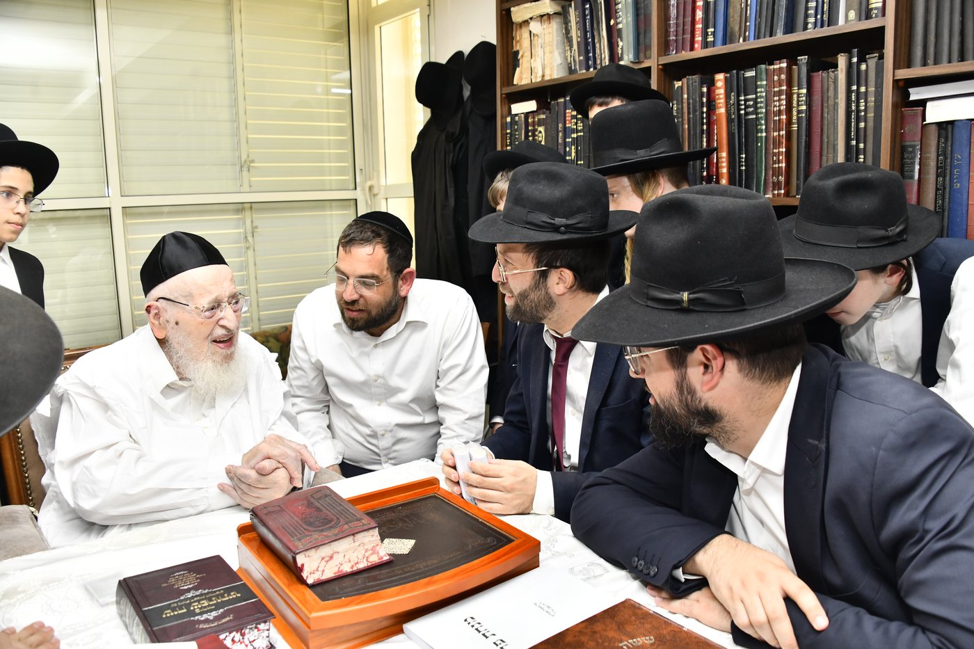 ילדי ''תורה ודעת'' כרמיאל אצל גדולי ישראל בבני ברק