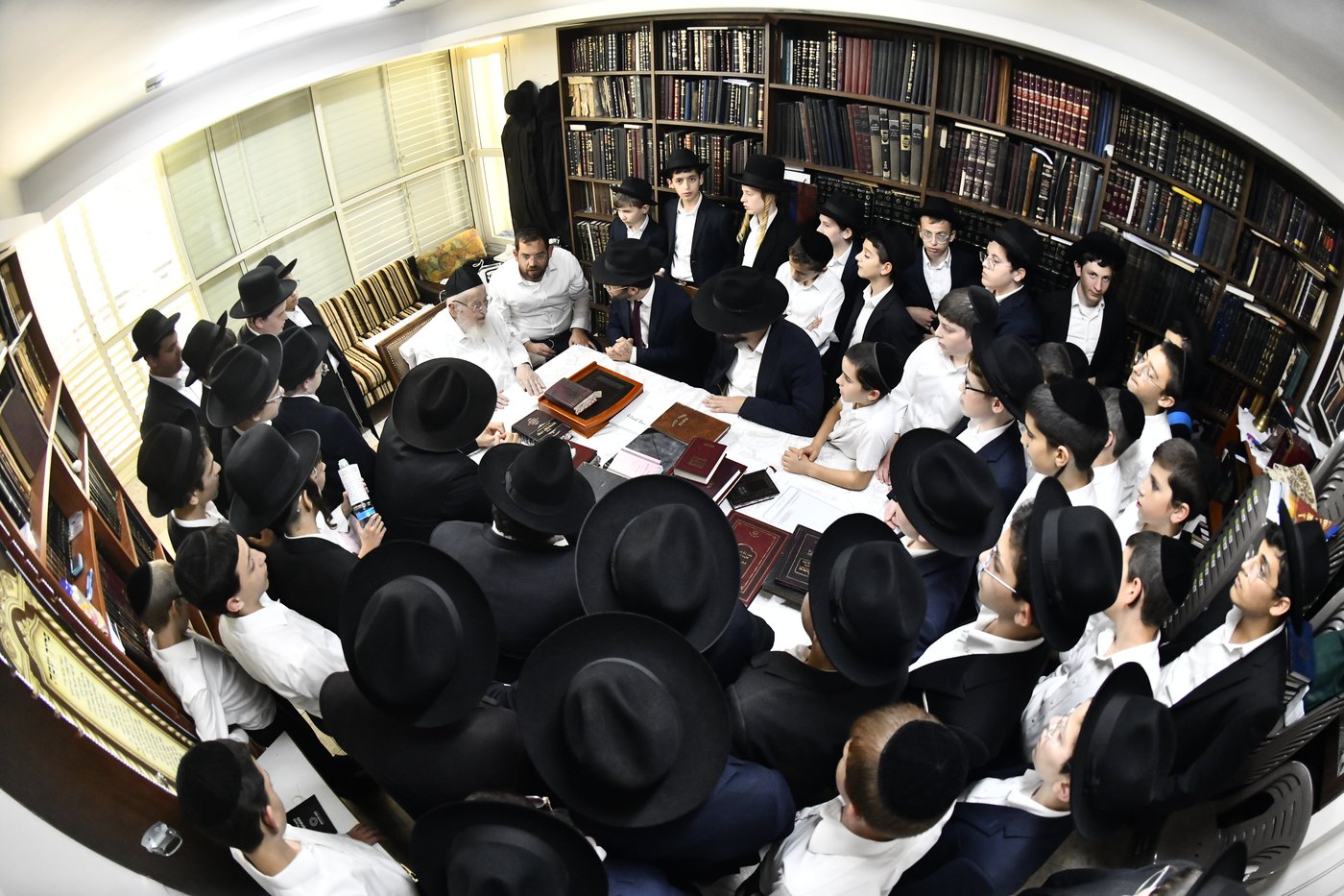 ילדי ''תורה ודעת'' כרמיאל אצל גדולי ישראל בבני ברק