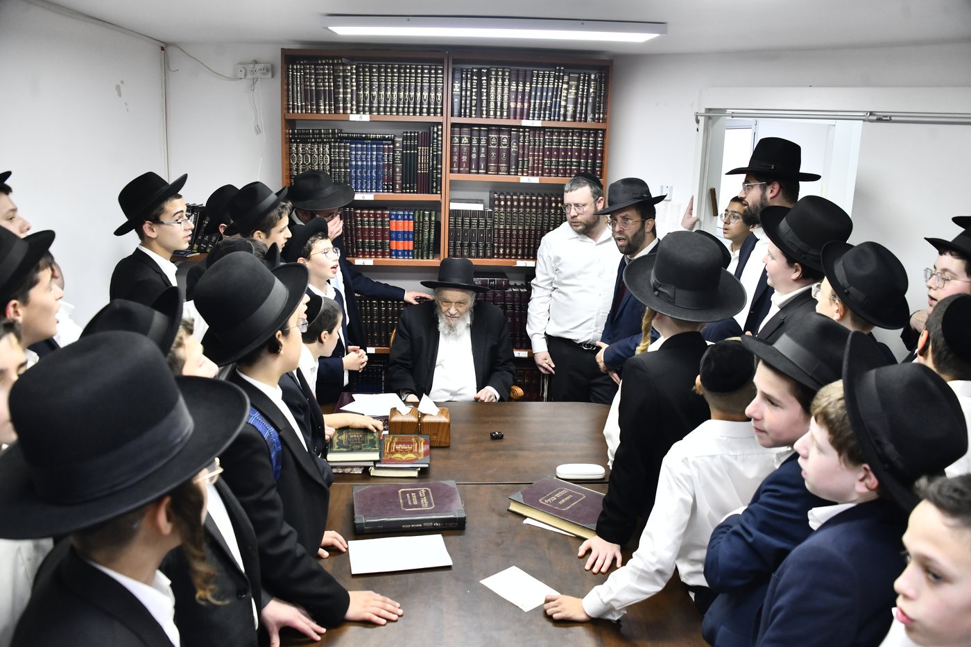 ילדי ''תורה ודעת'' כרמיאל אצל גדולי ישראל בבני ברק