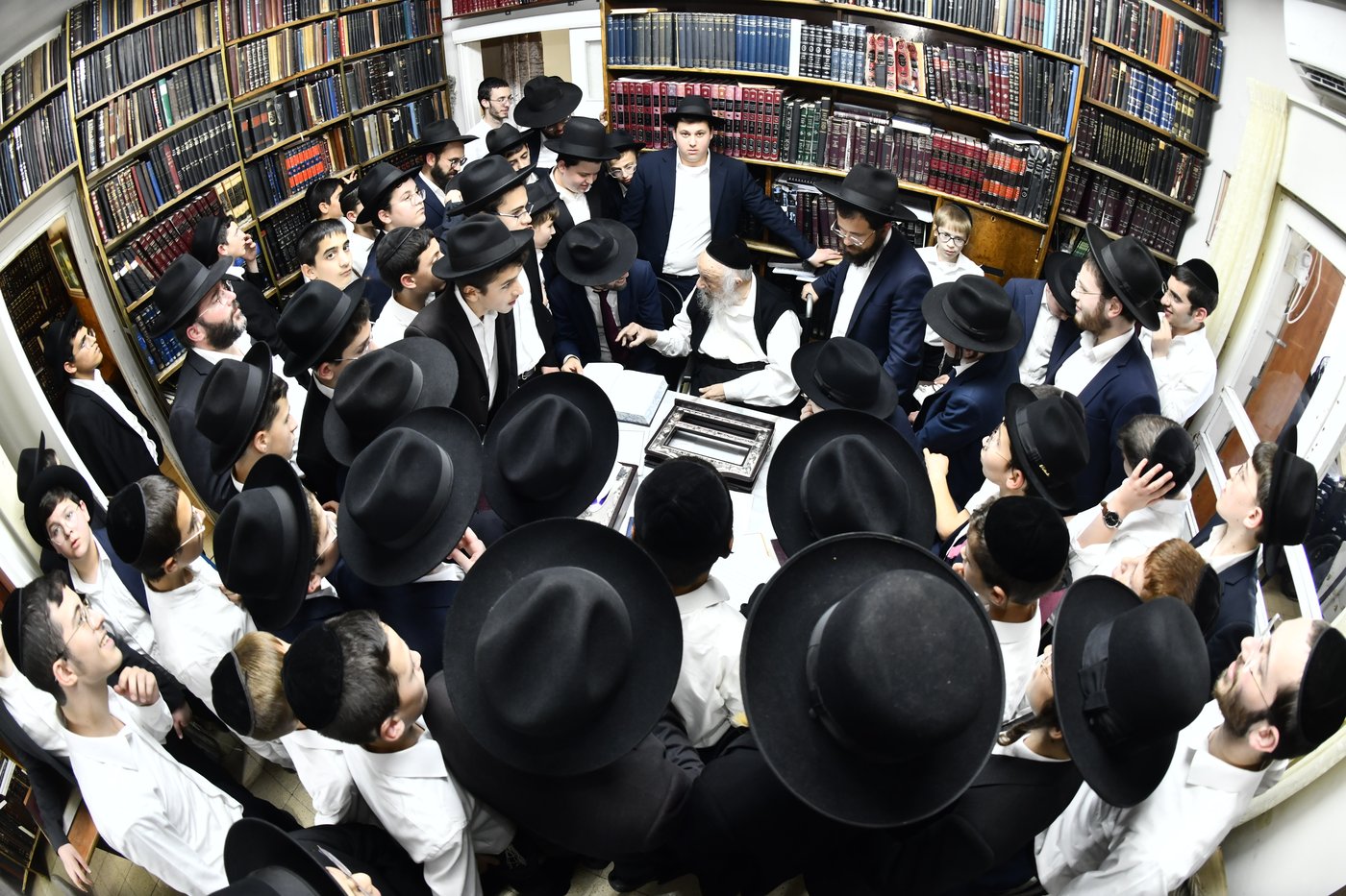 ילדי ''תורה ודעת'' כרמיאל אצל גדולי ישראל בבני ברק