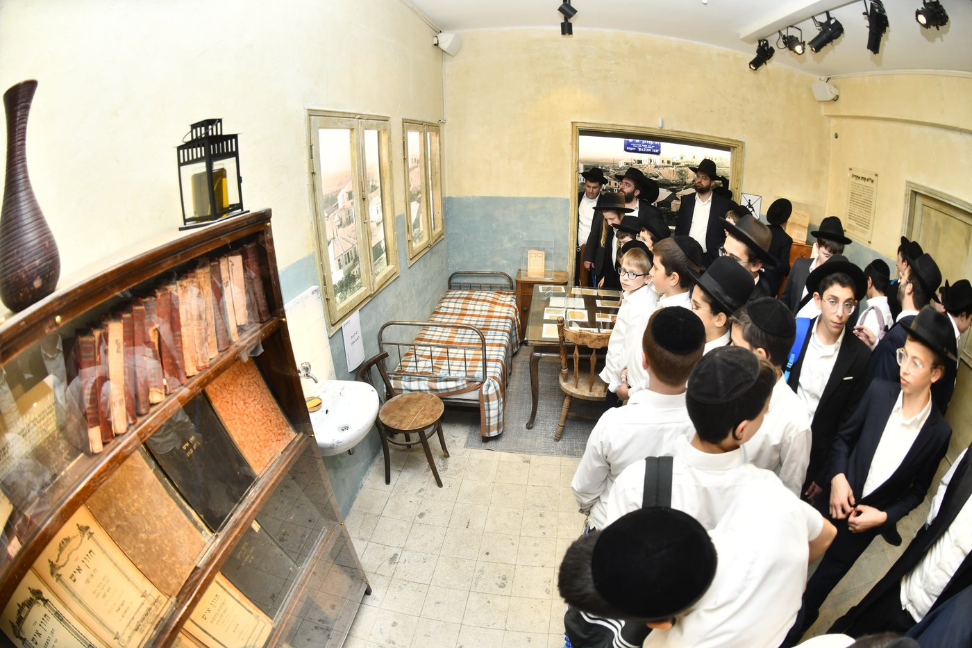 ילדי ''תורה ודעת'' כרמיאל אצל גדולי ישראל בבני ברק