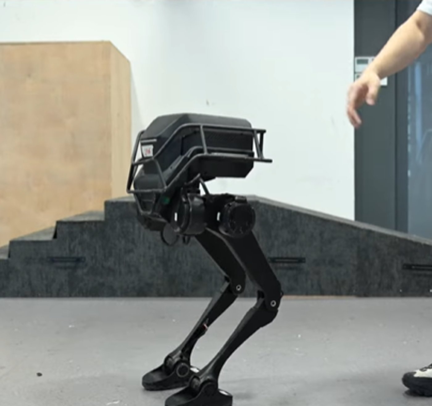 הרובוט שמסתתר בתוך חליפת הדינוזאור